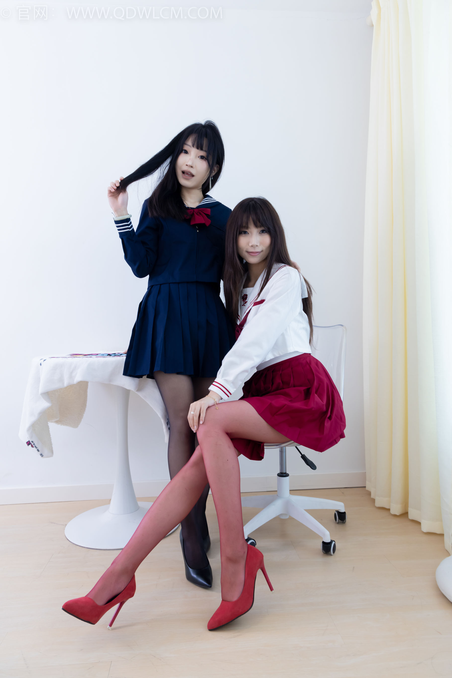 物恋传媒 No.2352 泡泡&嘟嘟 - 高跟鞋、油亮薄红丝、油亮薄黑丝、jk制服/(175P)