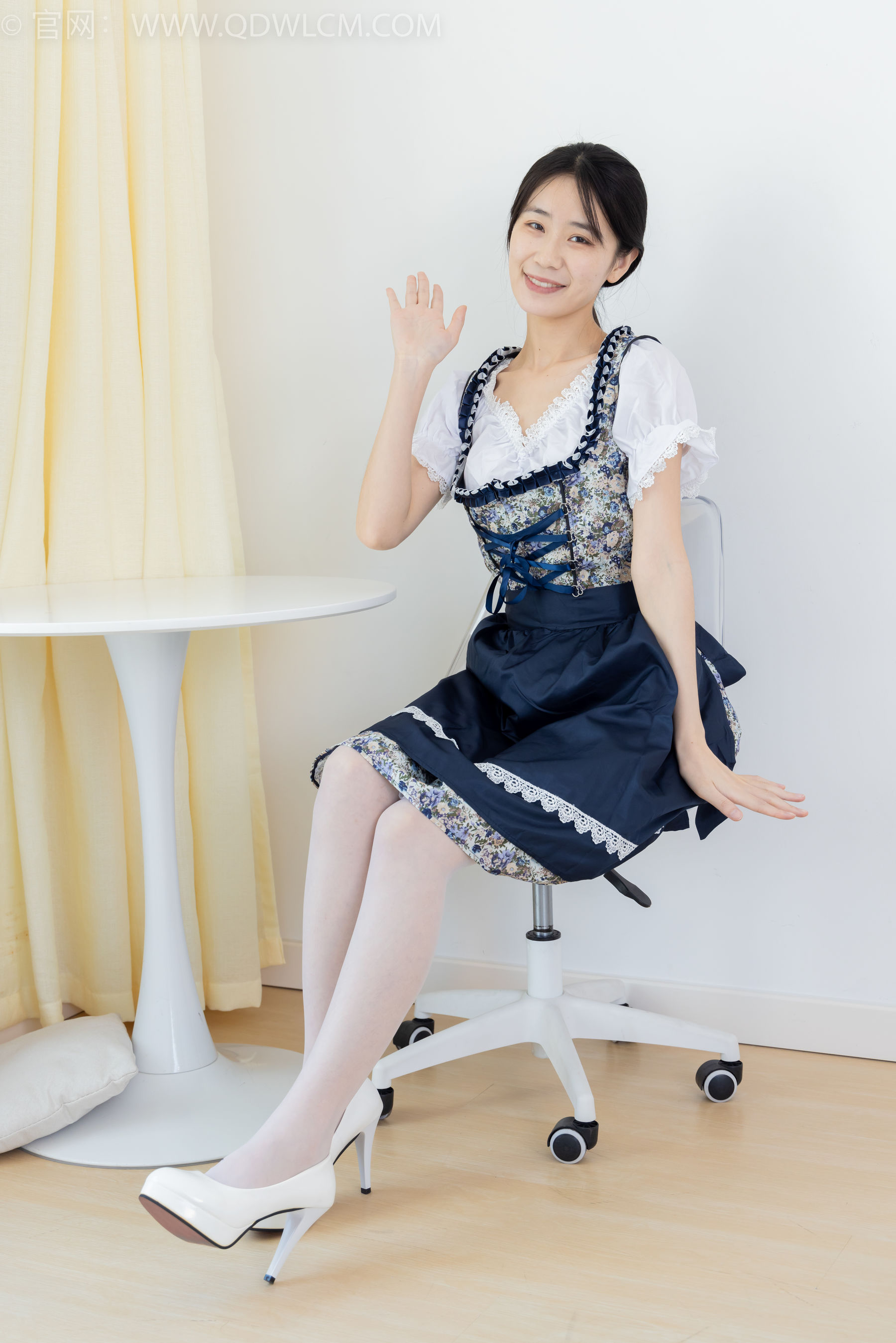 物恋传媒 No.2365 菜菜 - 高跟鞋、薄白丝、裸足/(260P)