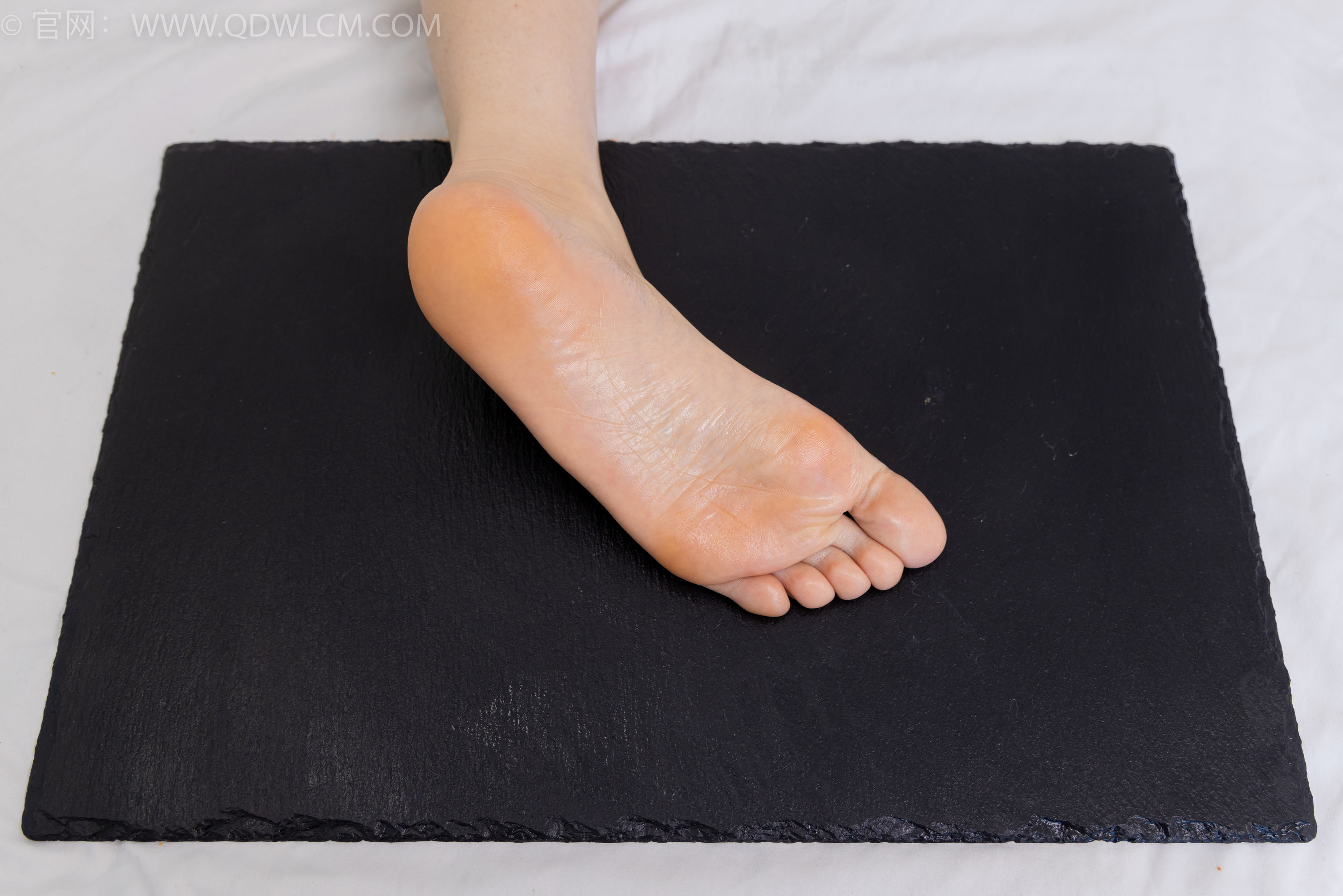 物恋传媒 No.2365 菜菜 - 高跟鞋、薄白丝、裸足/(260P)