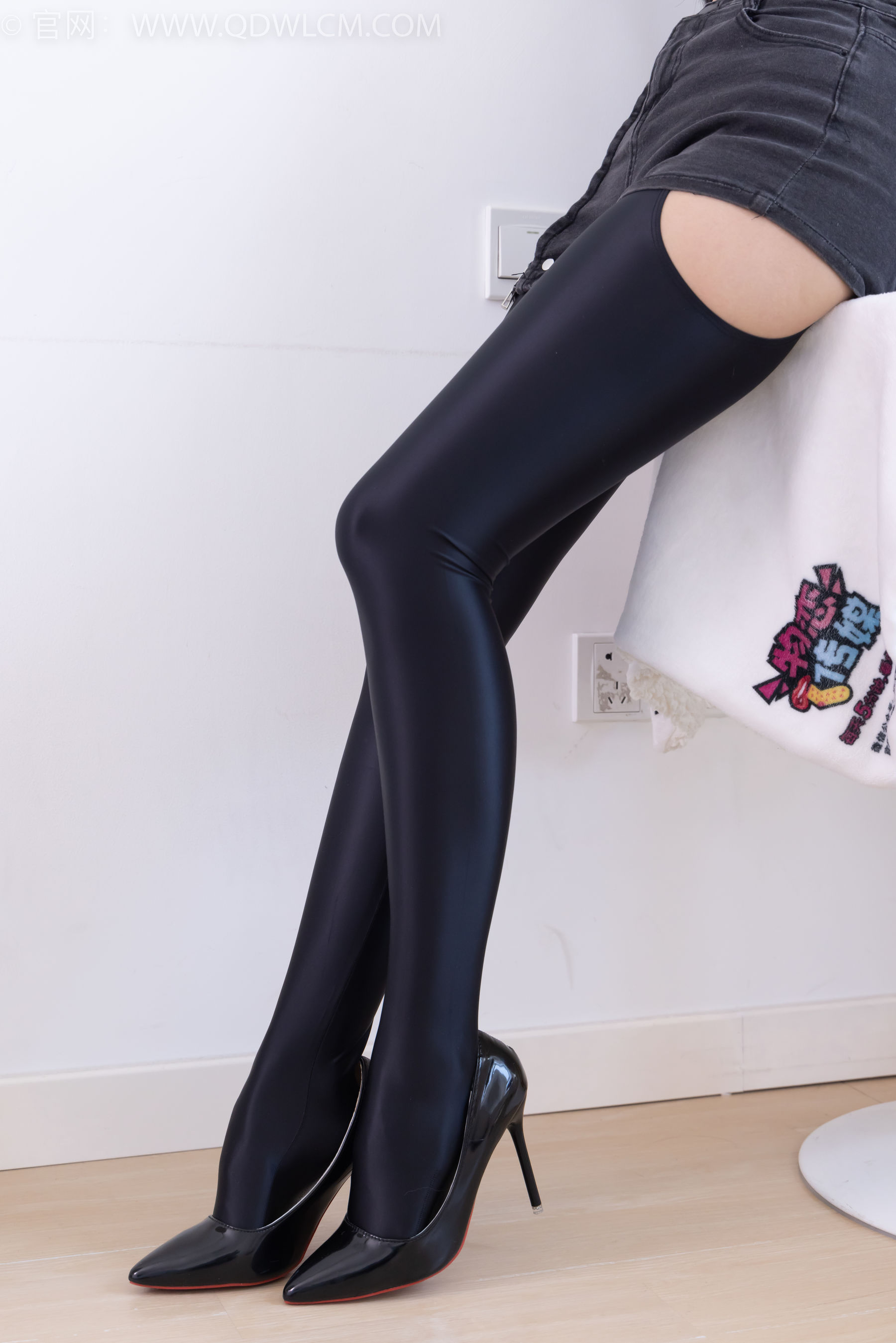 物恋传媒 No.2351 岚岚 - 高跟鞋、油亮厚黑丝吊带袜、昏睡剧情/(157P)