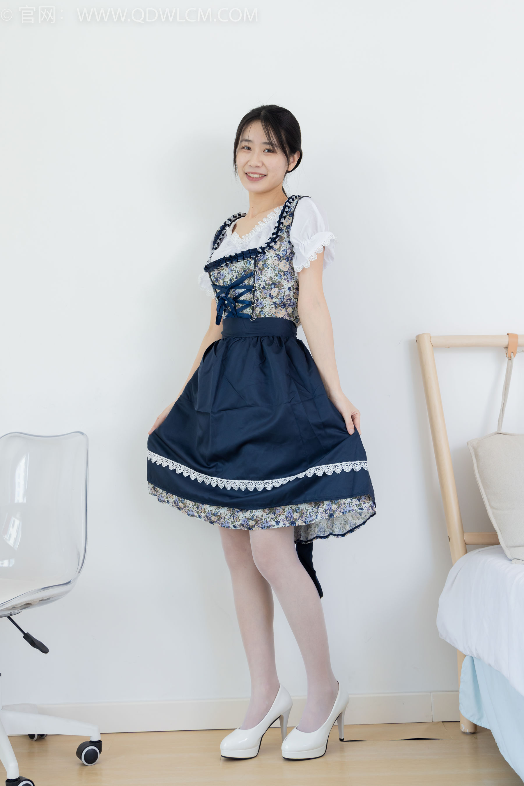 物恋传媒 No.2365 菜菜 - 高跟鞋、薄白丝、裸足/(260P)