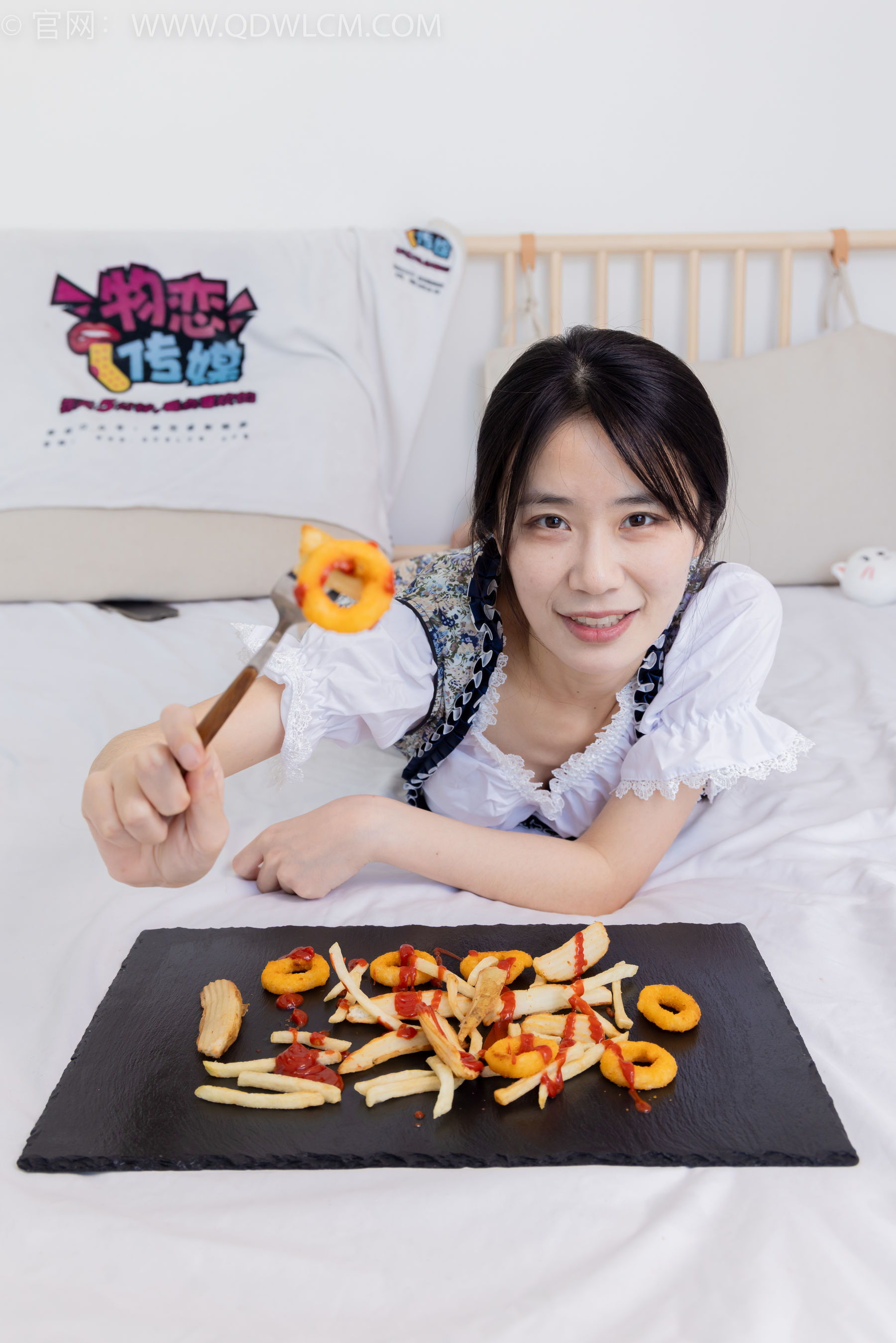 物恋传媒 No.2365 菜菜 - 高跟鞋、薄白丝、裸足/(260P)