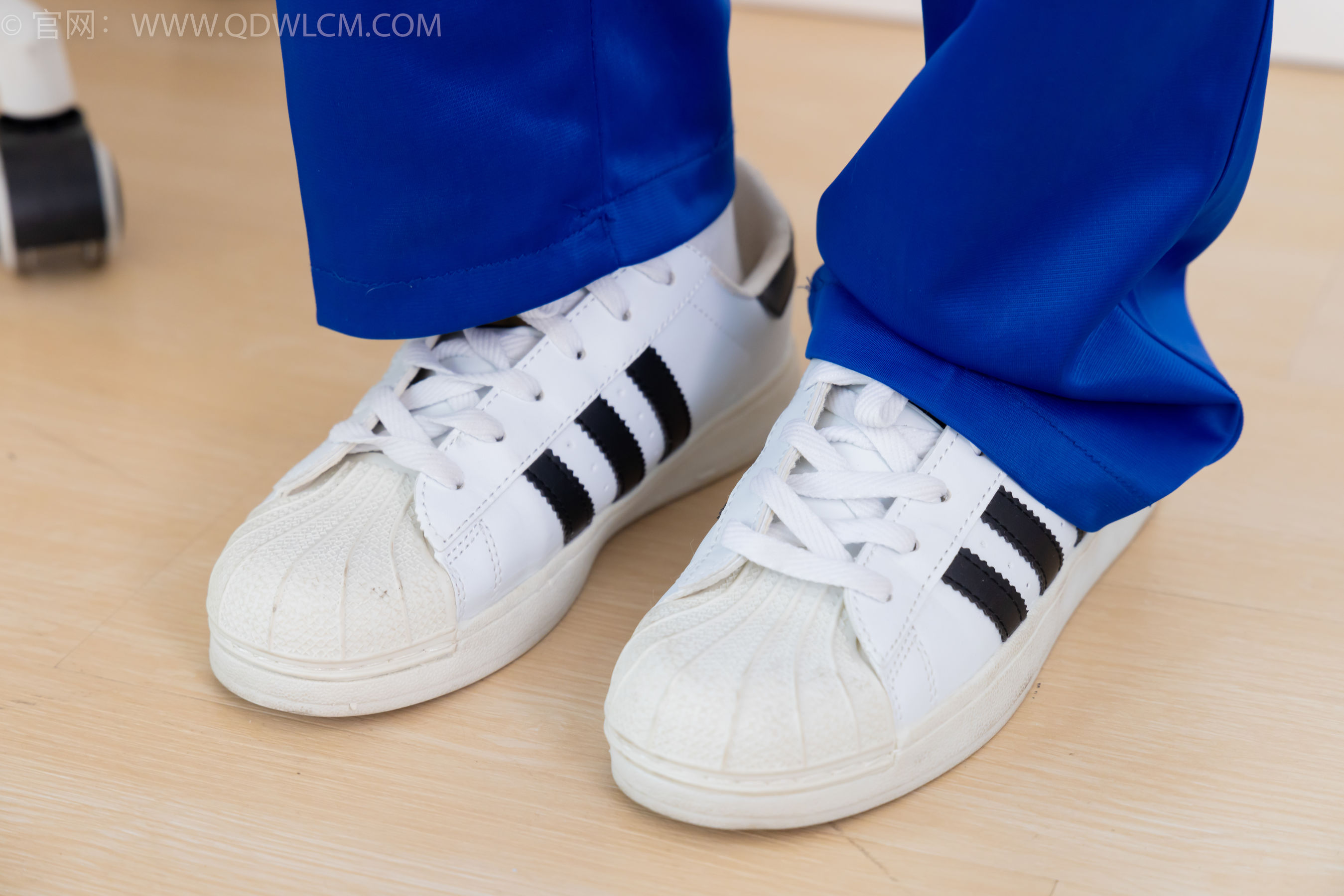 物恋传媒 No.2364 小悦 - 校服、板鞋、白棉袜、裸足/(150P)