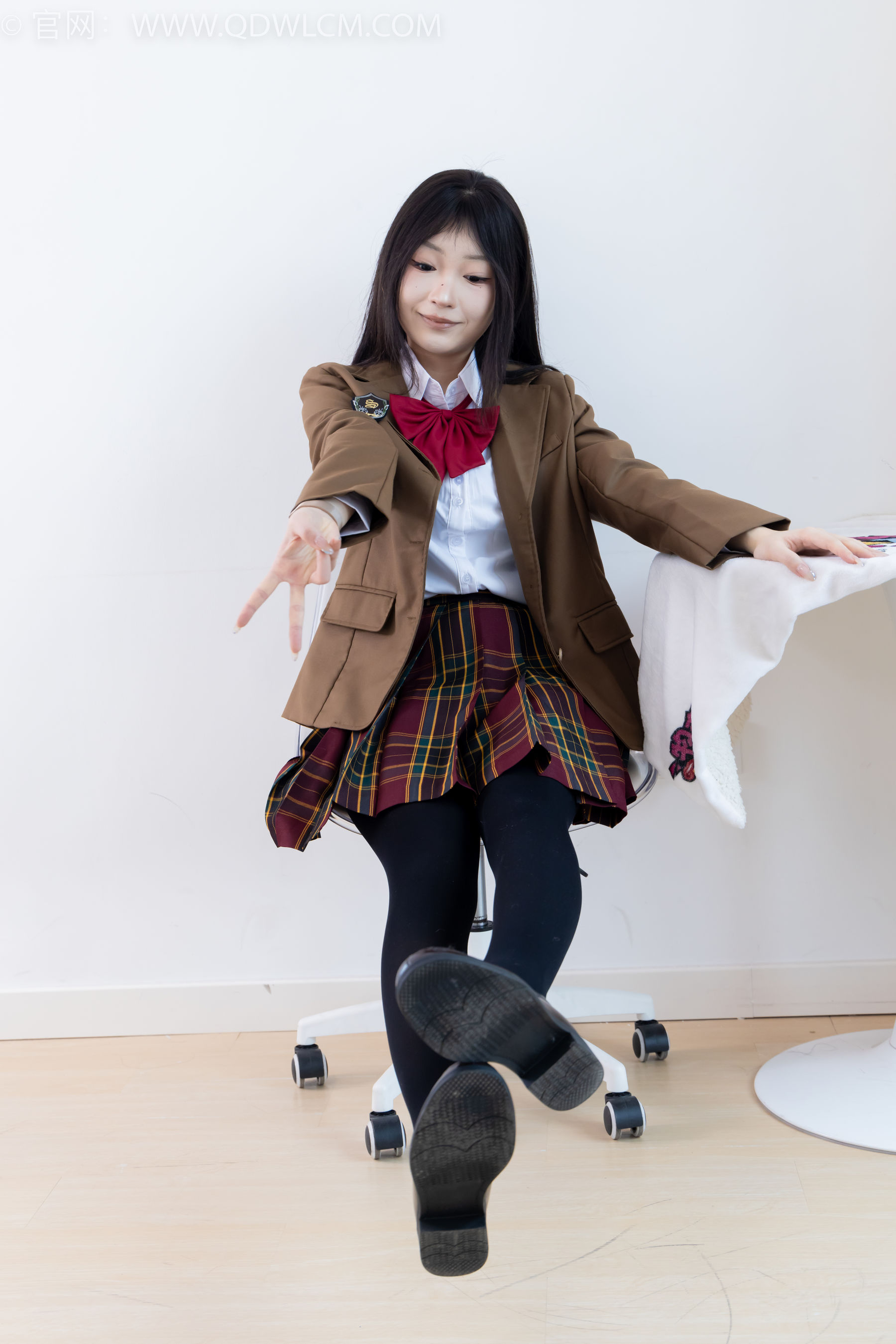 物恋传媒 No.2367 嘟嘟 - 皮鞋、厚黑丝、jk制服/(165P)