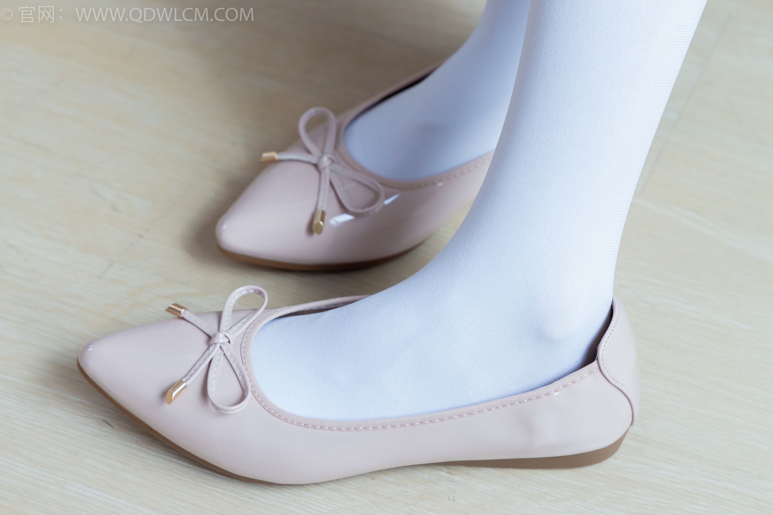 物恋传媒 No.2359 恬恬 - 女仆装、平底鞋、厚白丝、老头乐挠脚剧情/(155P)