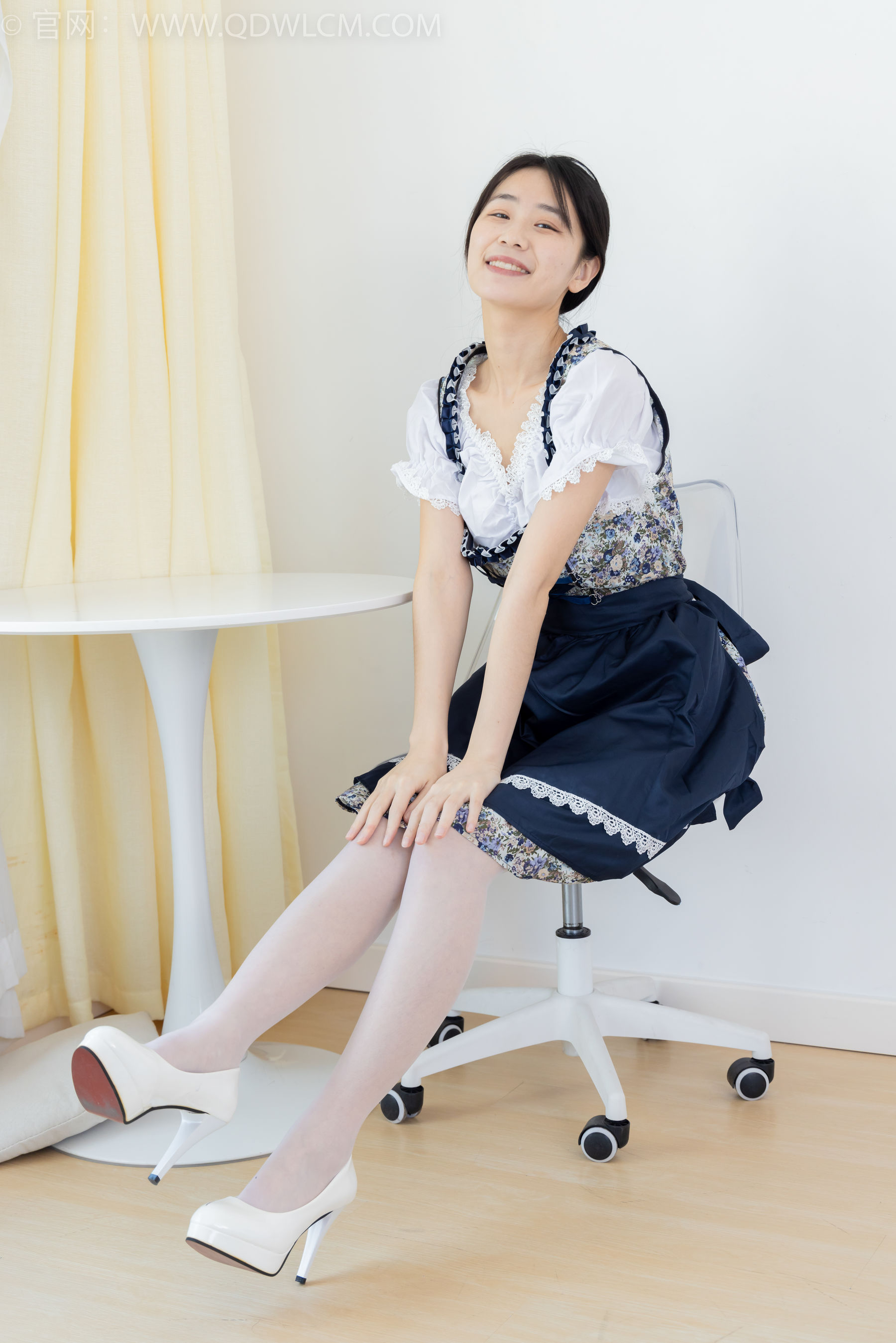 物恋传媒 No.2365 菜菜 - 高跟鞋、薄白丝、裸足/(260P)