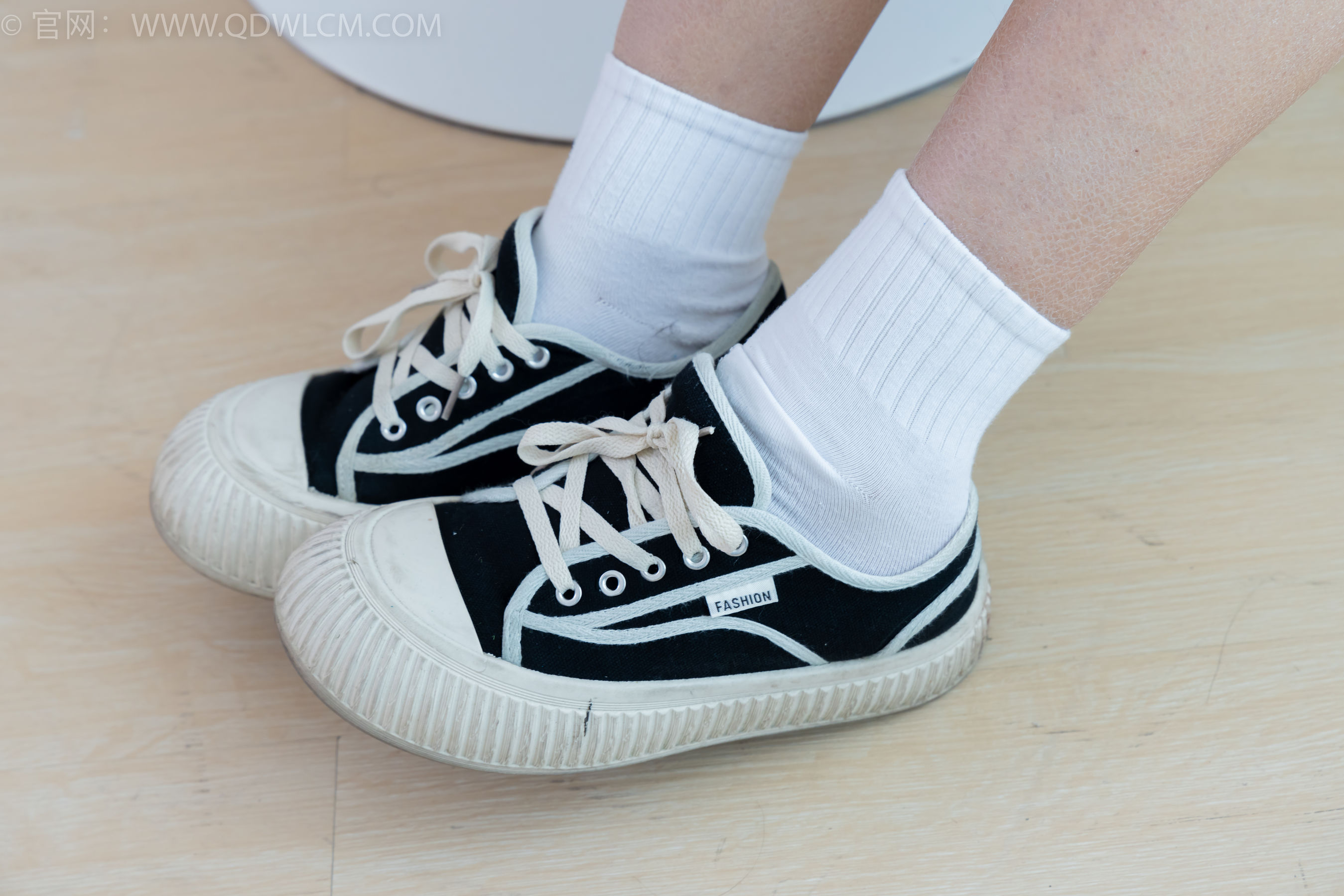 物恋传媒 No.2361 灰灰 - 校服、帆布鞋、白棉袜、裸足/(155P)