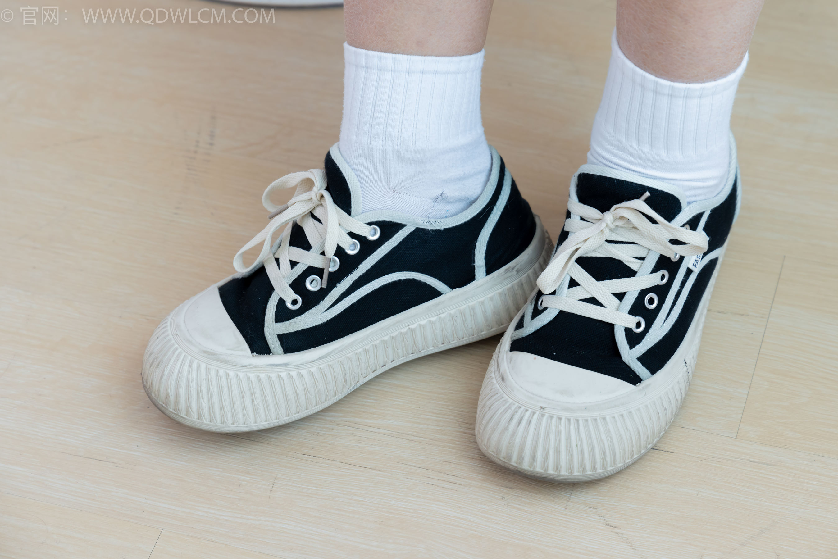 物恋传媒 No.2361 灰灰 - 校服、帆布鞋、白棉袜、裸足/(155P)