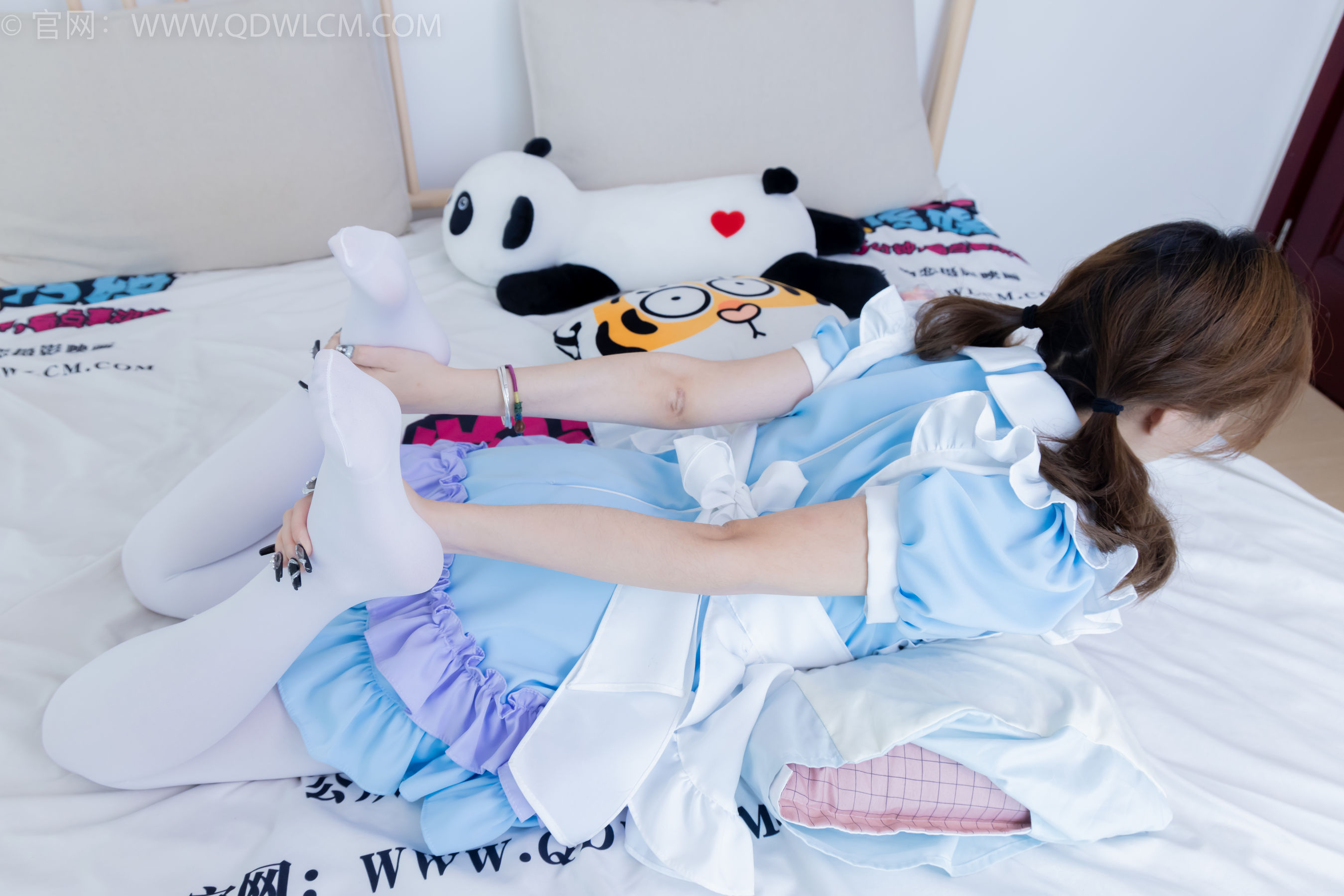 物恋传媒 No.2359 恬恬 - 女仆装、平底鞋、厚白丝、老头乐挠脚剧情/(155P)