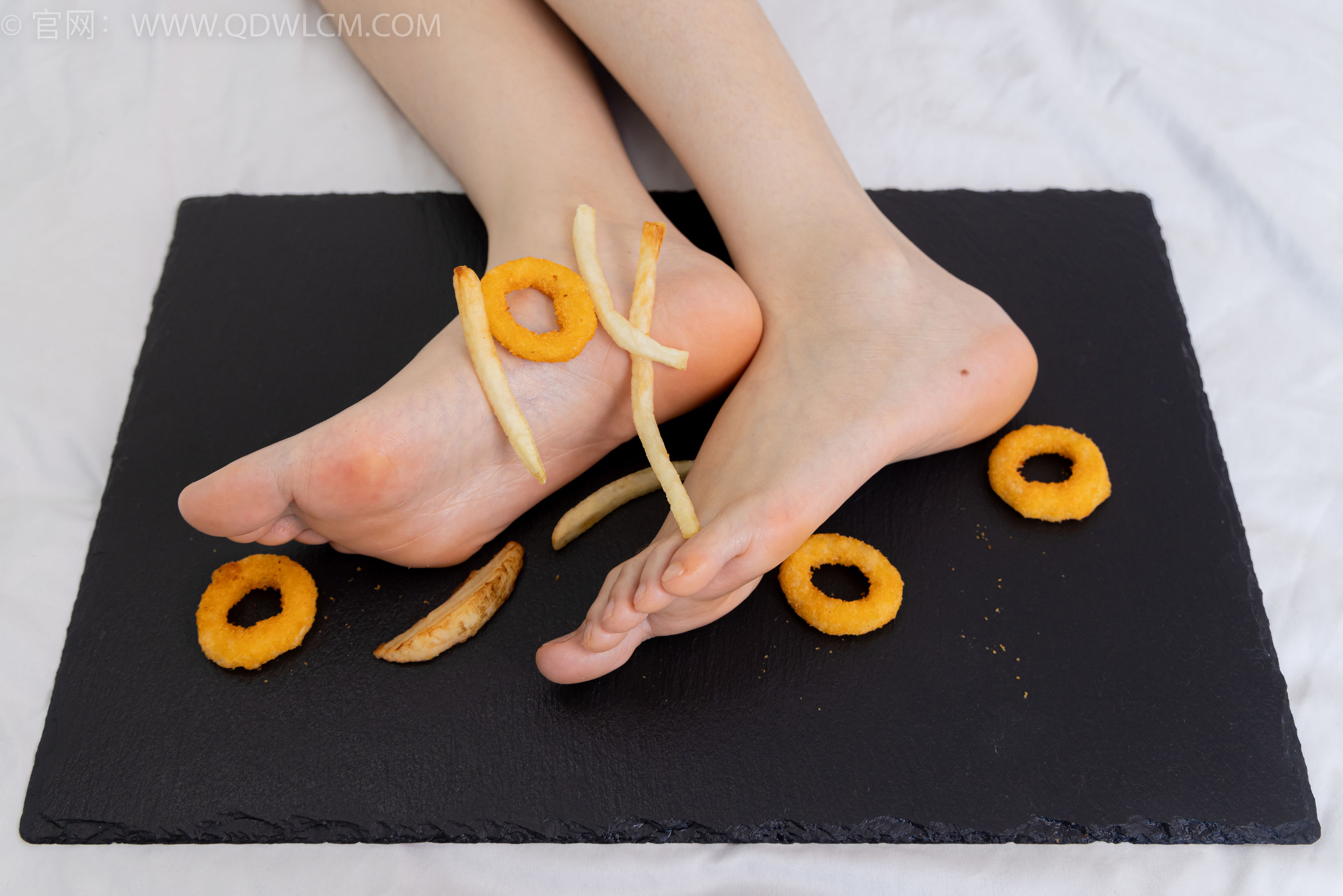 物恋传媒 No.2365 菜菜 - 高跟鞋、薄白丝、裸足/(260P)