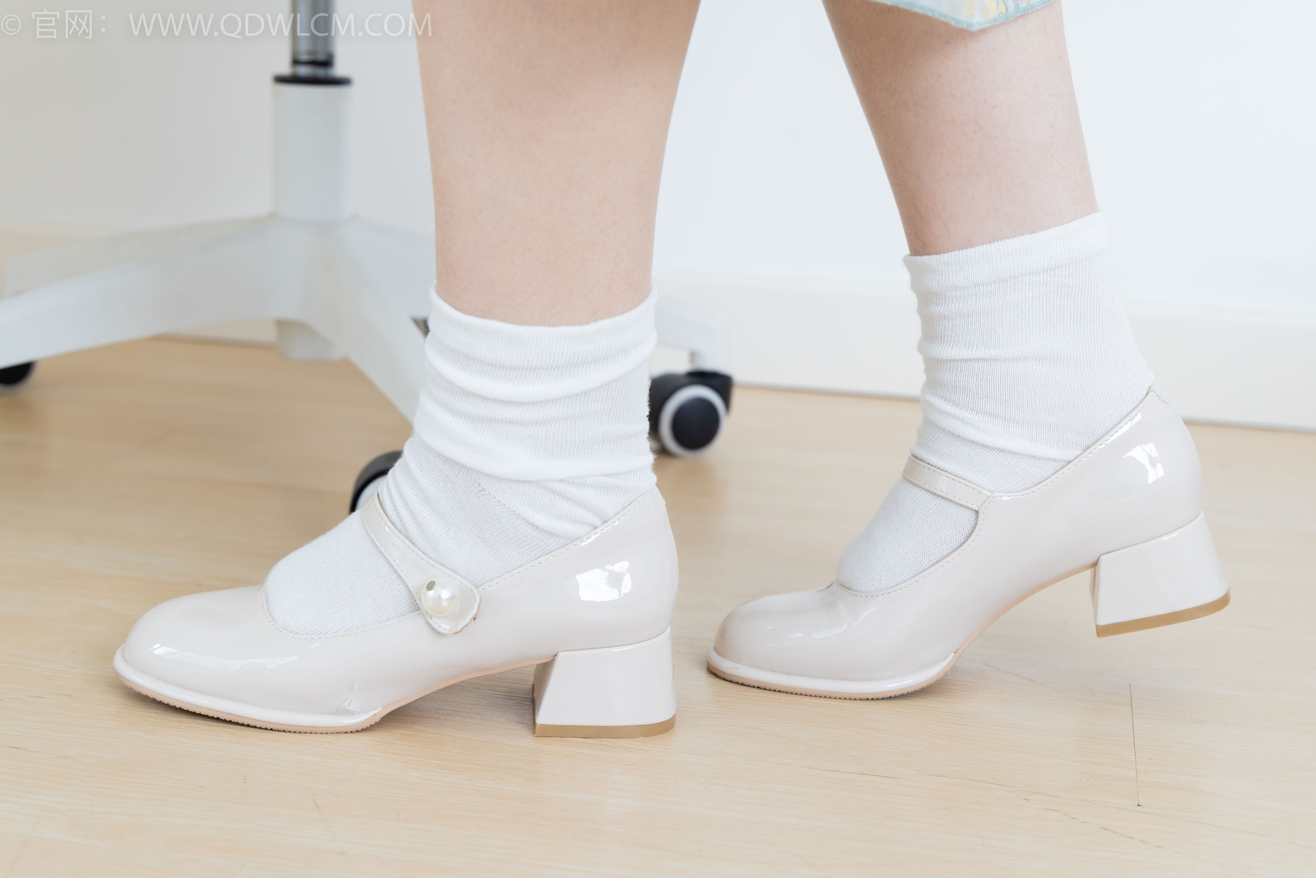 物恋传媒 No.2350 小椿 - 高跟鞋、白棉袜、裸足/(150P)