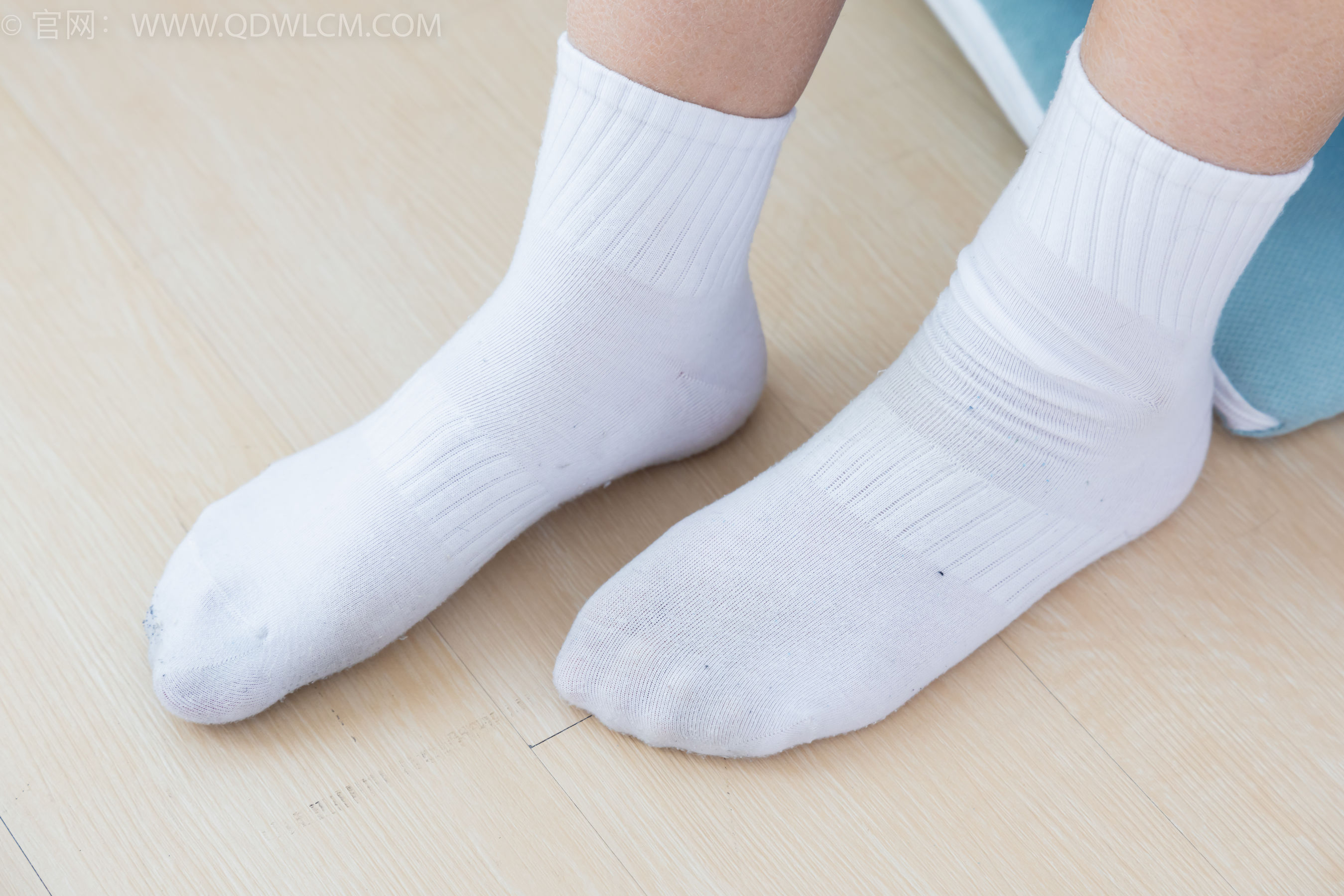 物恋传媒 No.2361 灰灰 - 校服、帆布鞋、白棉袜、裸足/(155P)