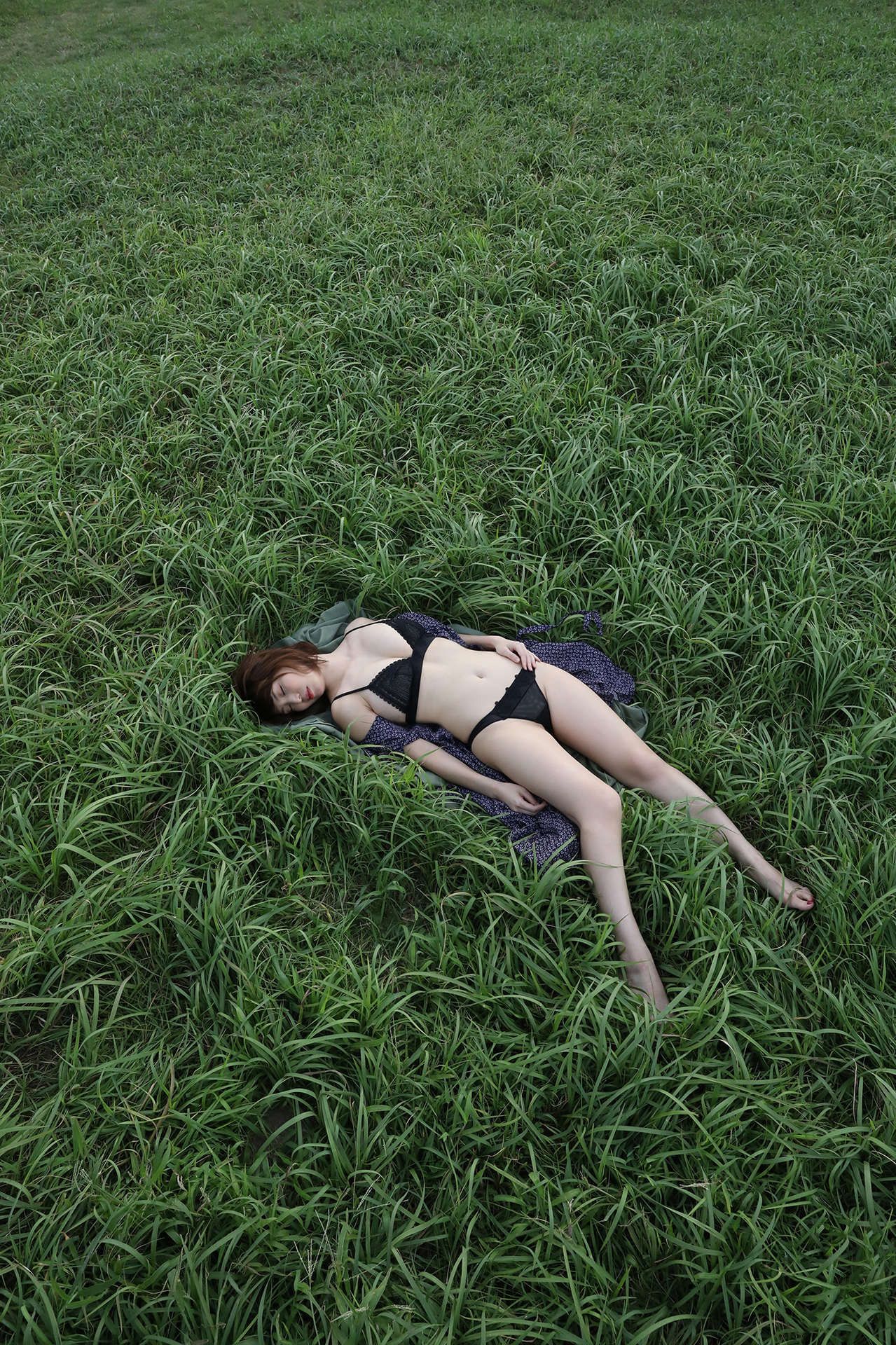 塩地美澄 - 日本一のフェロモン美女アナと官能トリップ/(113P)