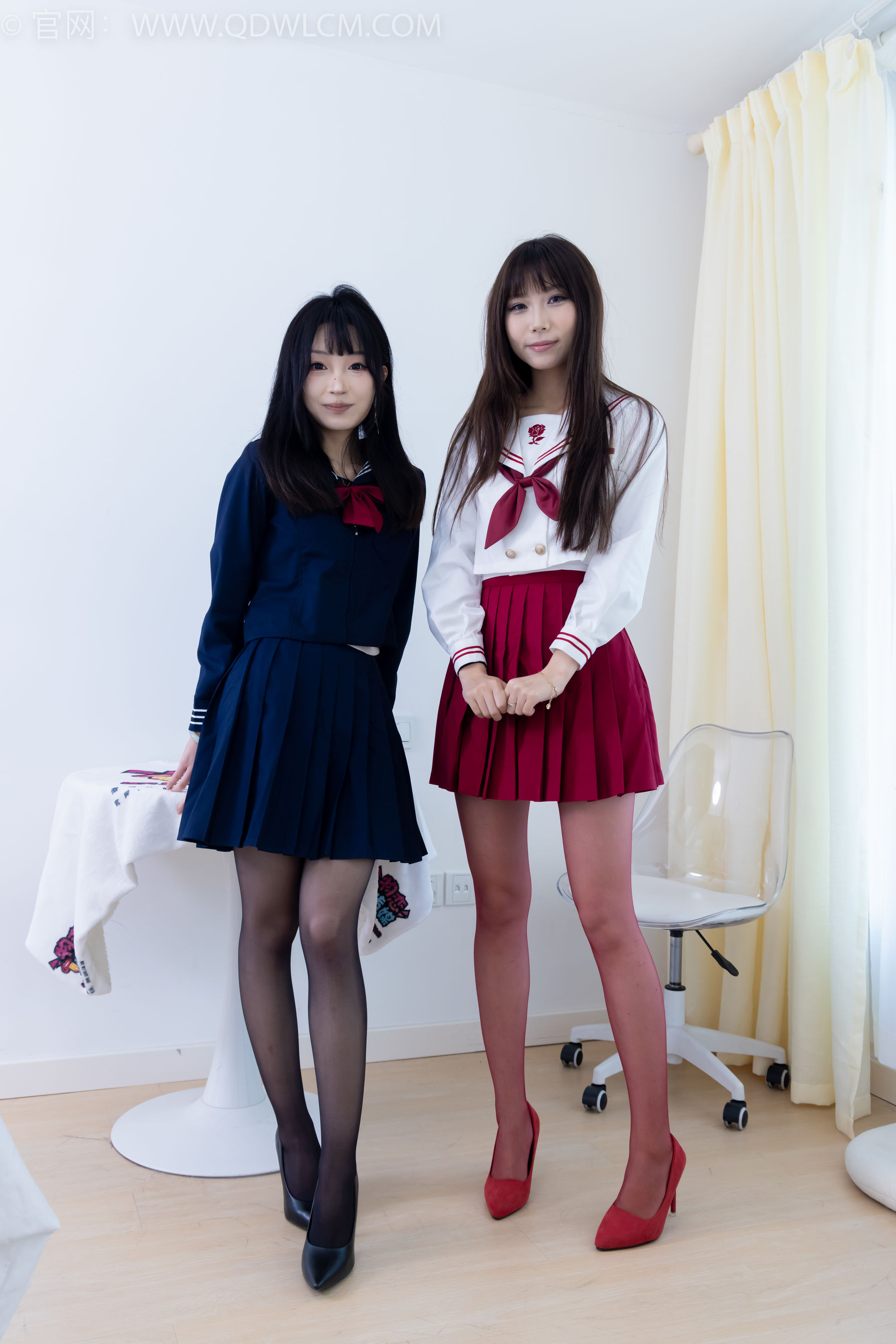 物恋传媒 No.2352 泡泡&嘟嘟 - 高跟鞋、油亮薄红丝、油亮薄黑丝、jk制服/(175P)