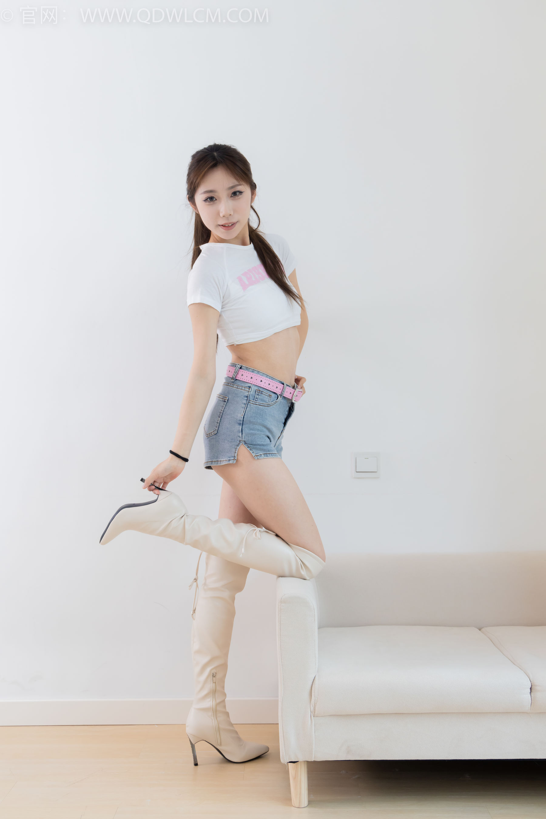 物恋传媒 No.2366 泡泡 - 高跟长靴、薄肉丝、裸足/(155P)