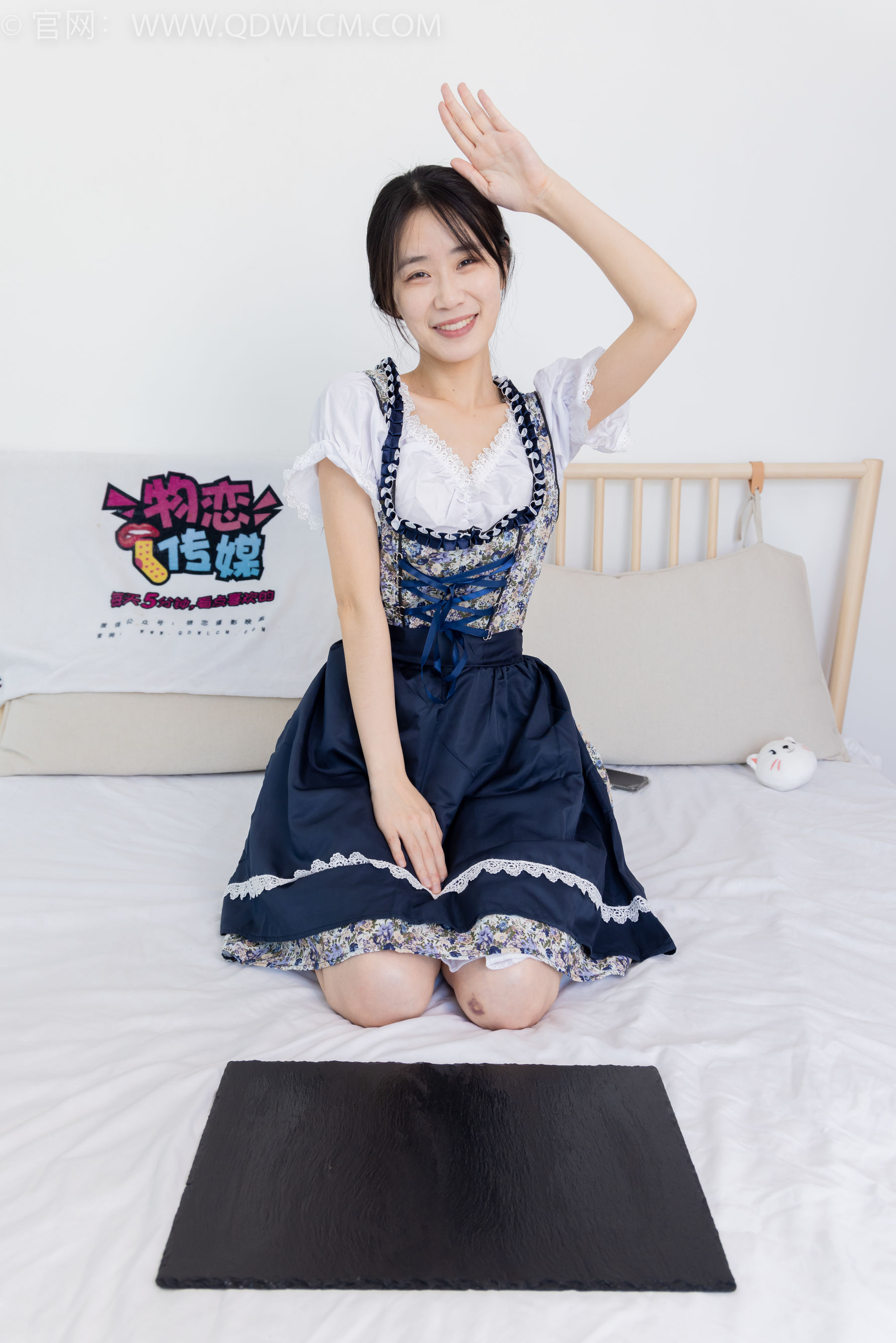 物恋传媒 No.2365 菜菜 - 高跟鞋、薄白丝、裸足/(260P)