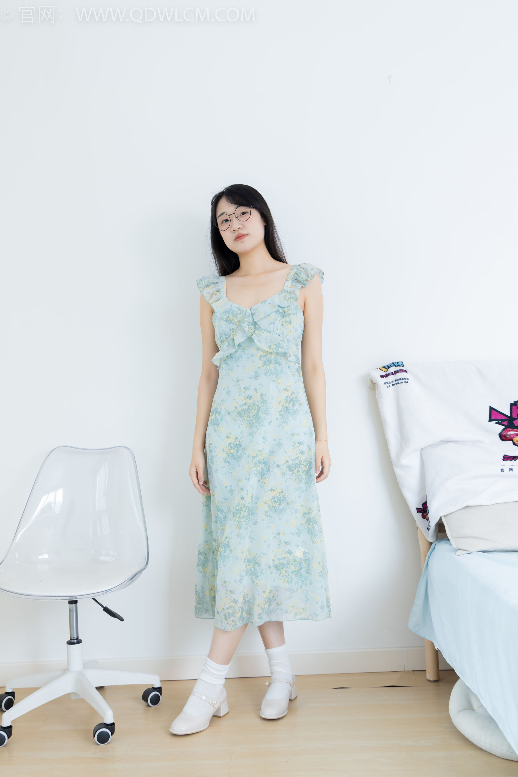 物恋传媒 No.2350 小椿 - 高跟鞋、白棉袜、裸足/(150P)