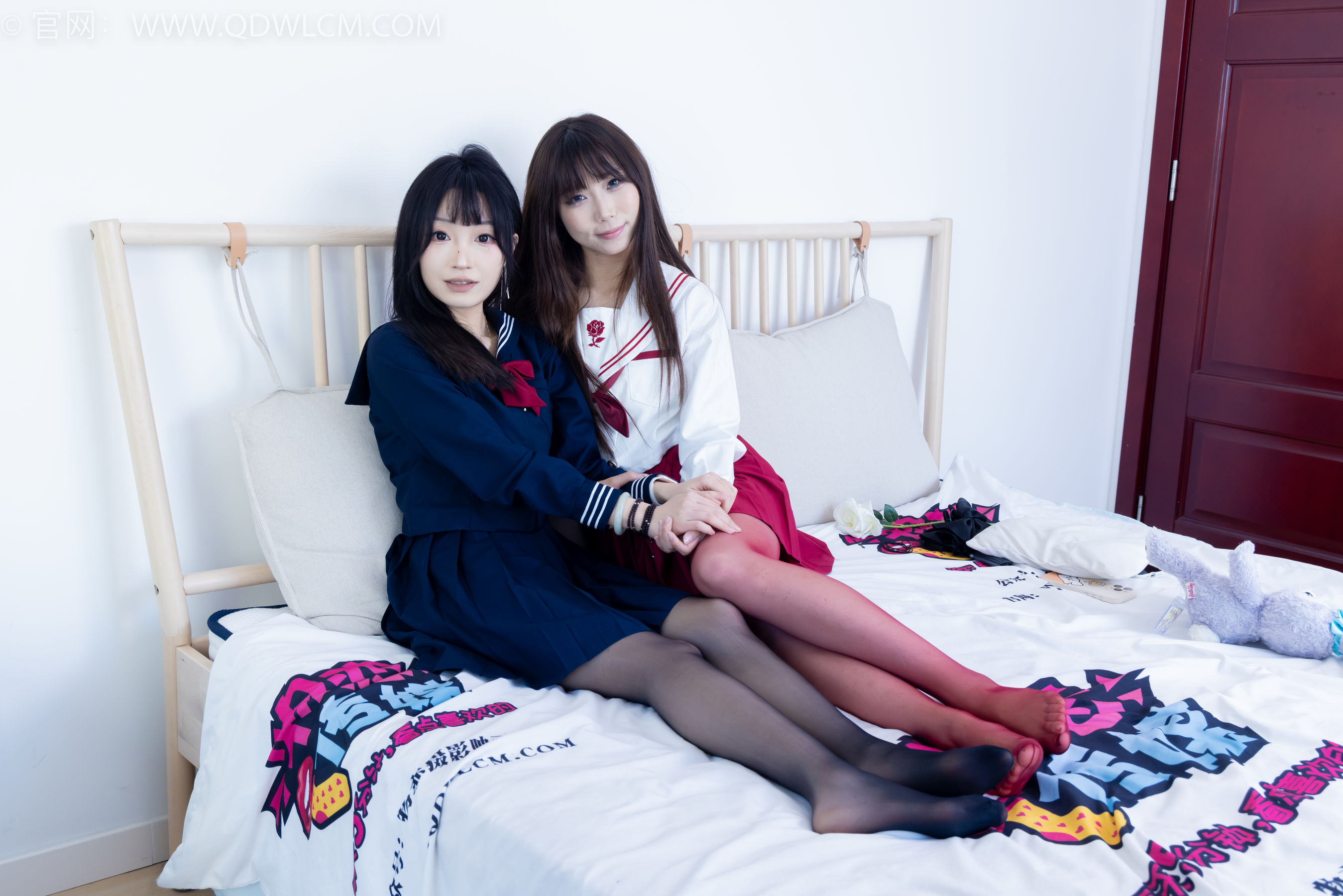 物恋传媒 No.2352 泡泡&嘟嘟 - 高跟鞋、油亮薄红丝、油亮薄黑丝、jk制服/(175P)