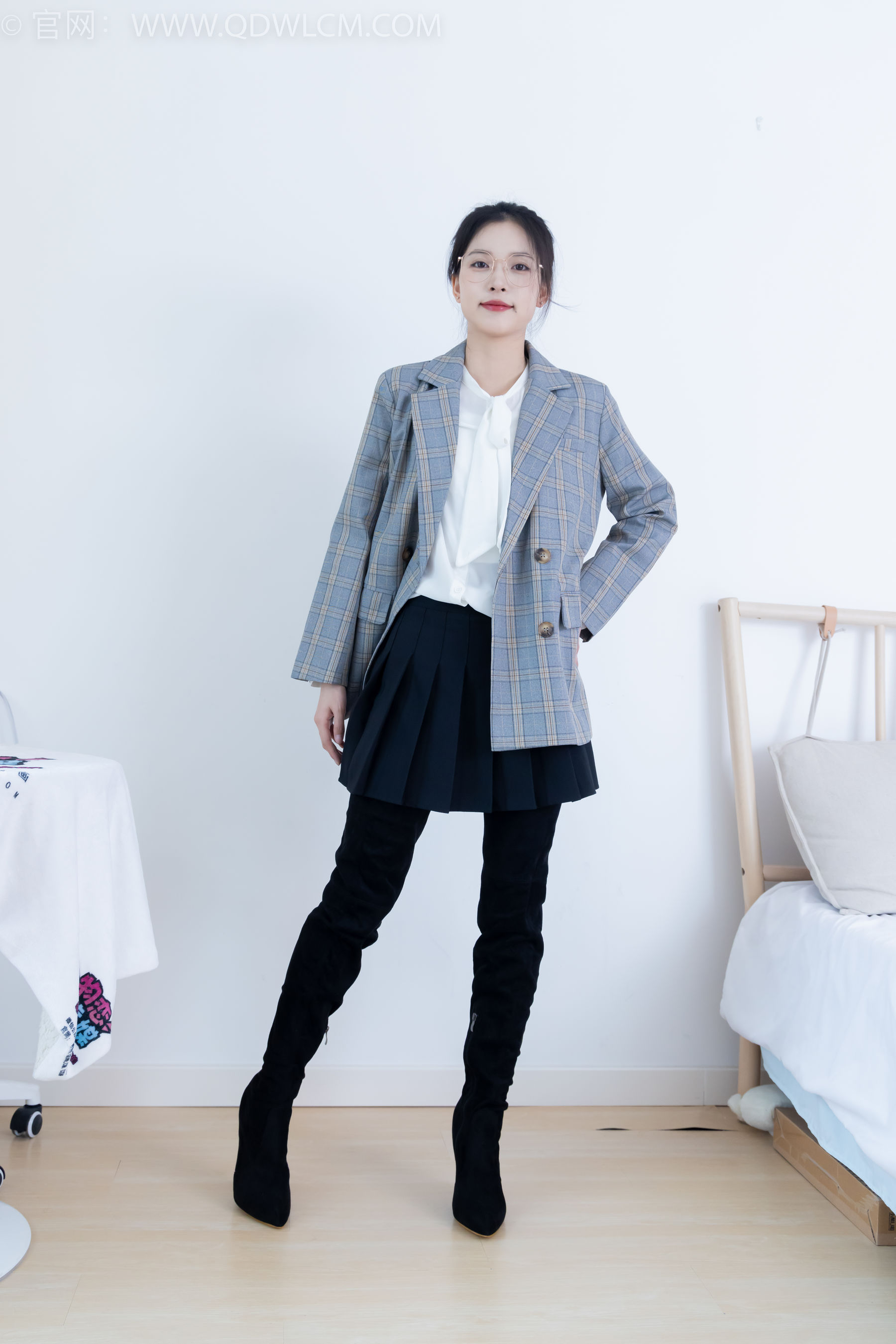 物恋传媒 No.2349 茯苓 - 高跟长靴、高跟凉鞋、厚肉丝、薄黑丝/(175P)