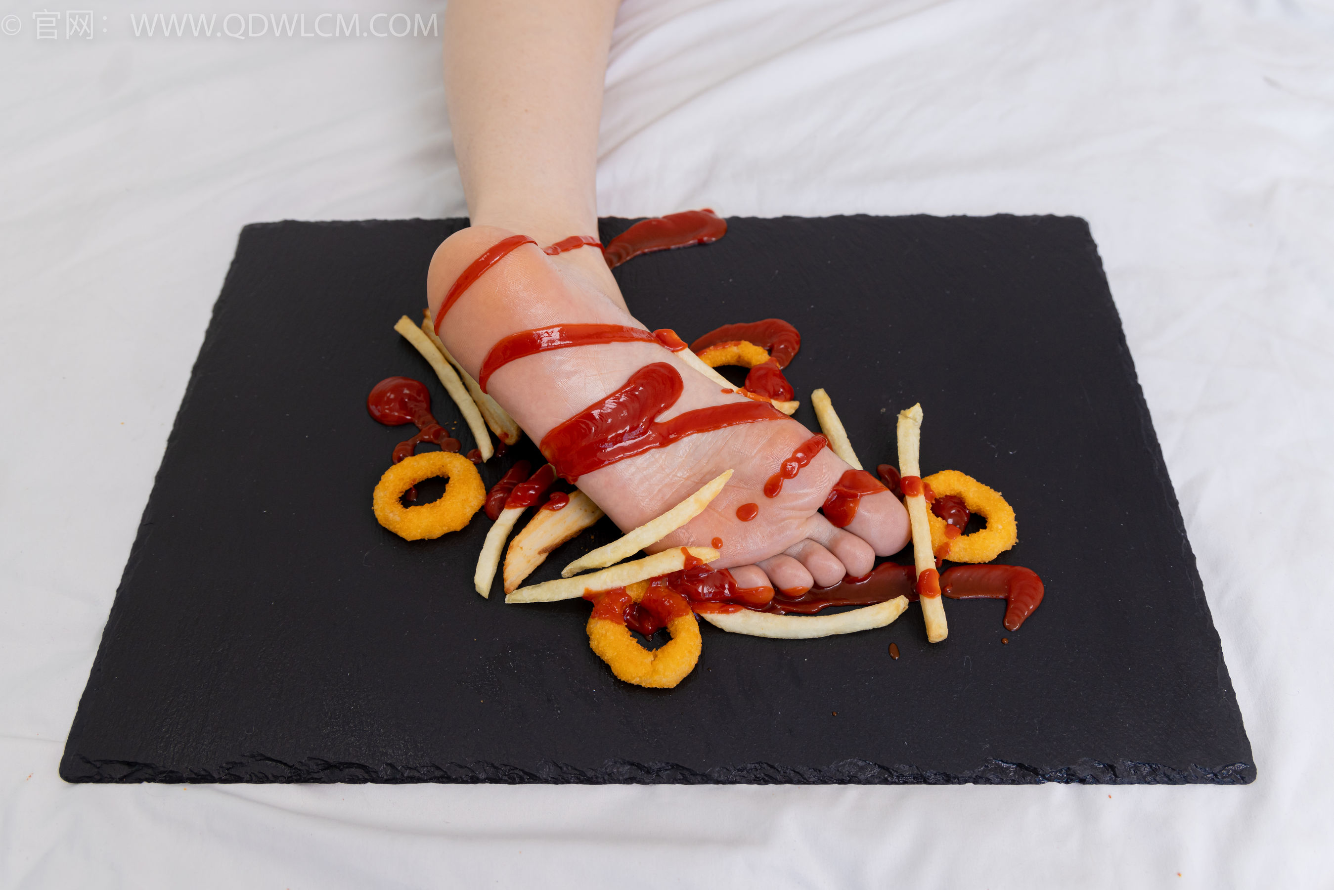 物恋传媒 No.2365 菜菜 - 高跟鞋、薄白丝、裸足/(260P)