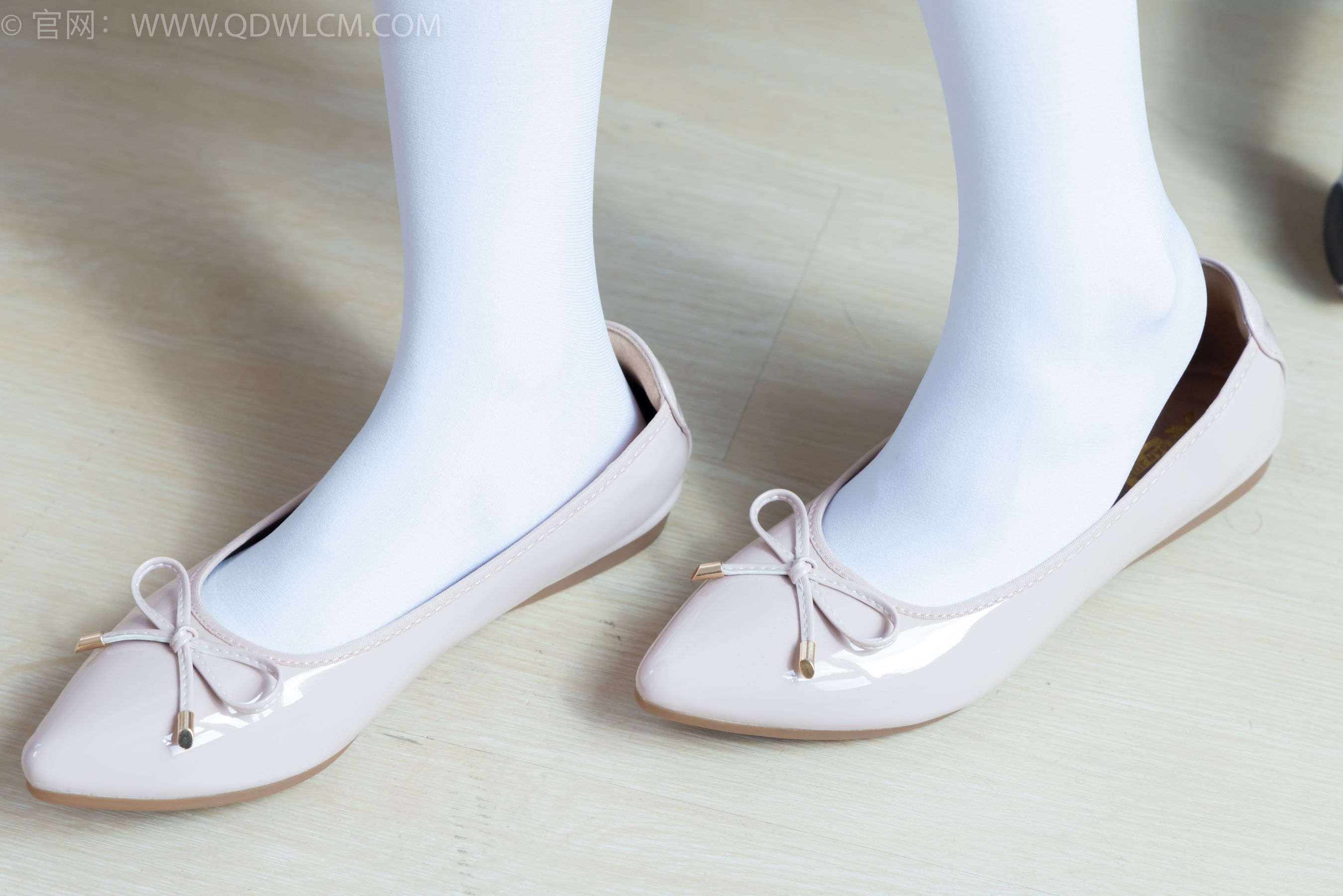 物恋传媒 No.2359 恬恬 - 女仆装、平底鞋、厚白丝、老头乐挠脚剧情/(155P)