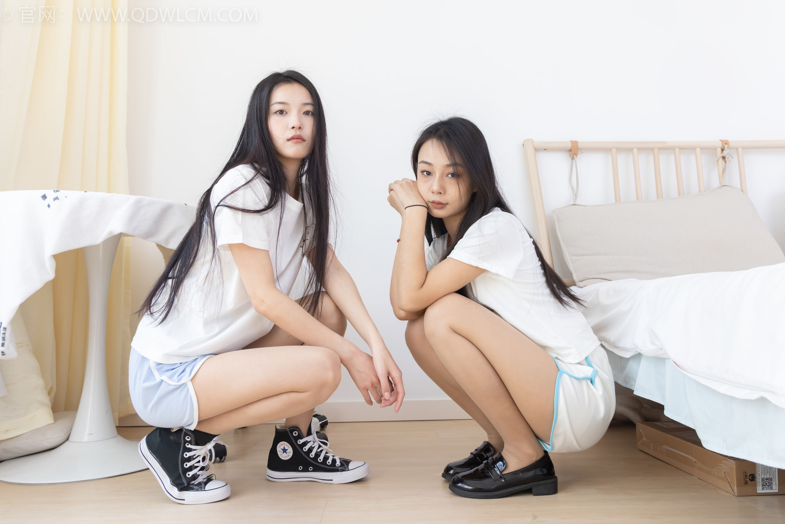 物恋传媒 No.2362 岚岚&茯苓 - 帆布鞋、皮鞋、互相挠脚心剧情/(180P)