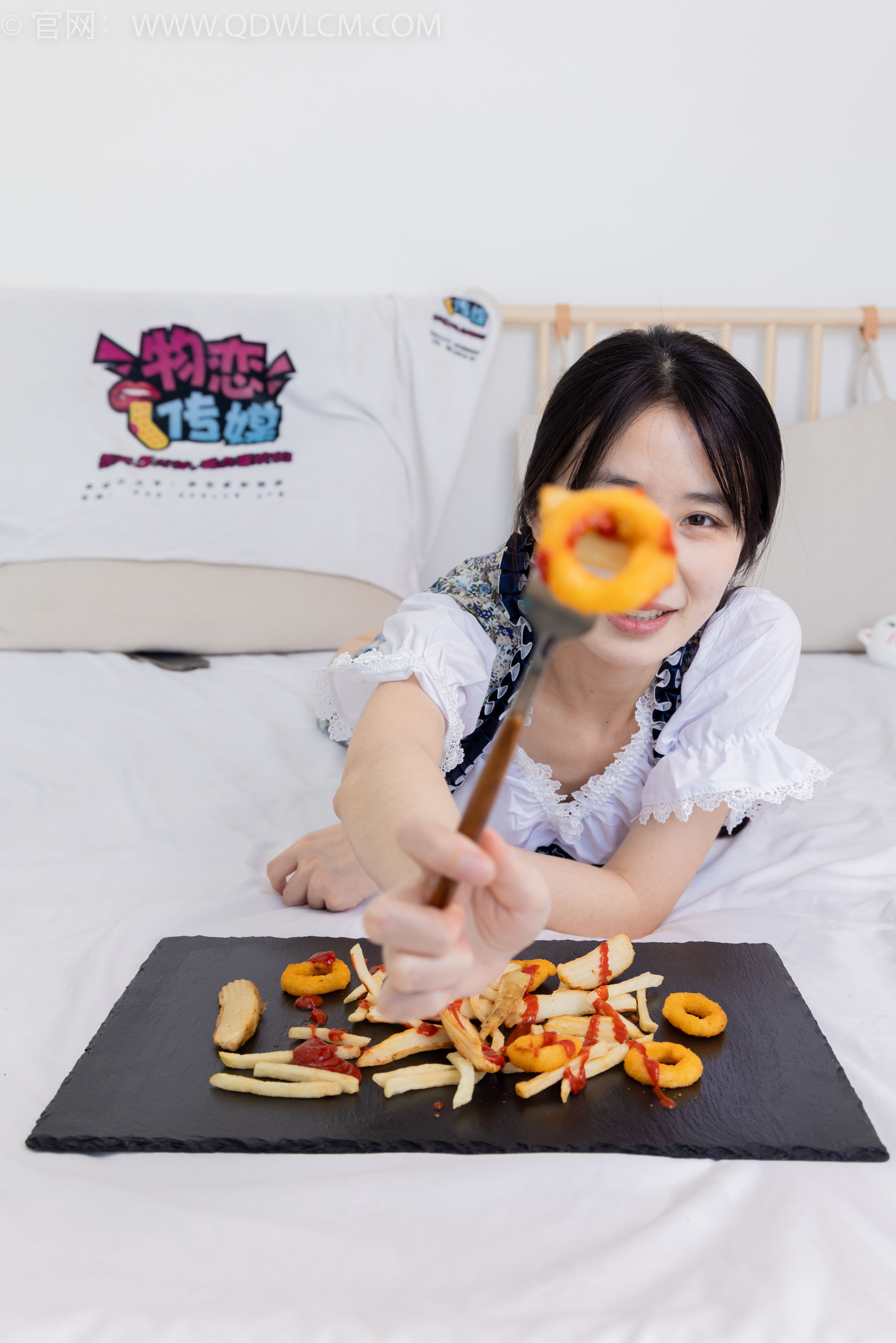 物恋传媒 No.2365 菜菜 - 高跟鞋、薄白丝、裸足/(260P)