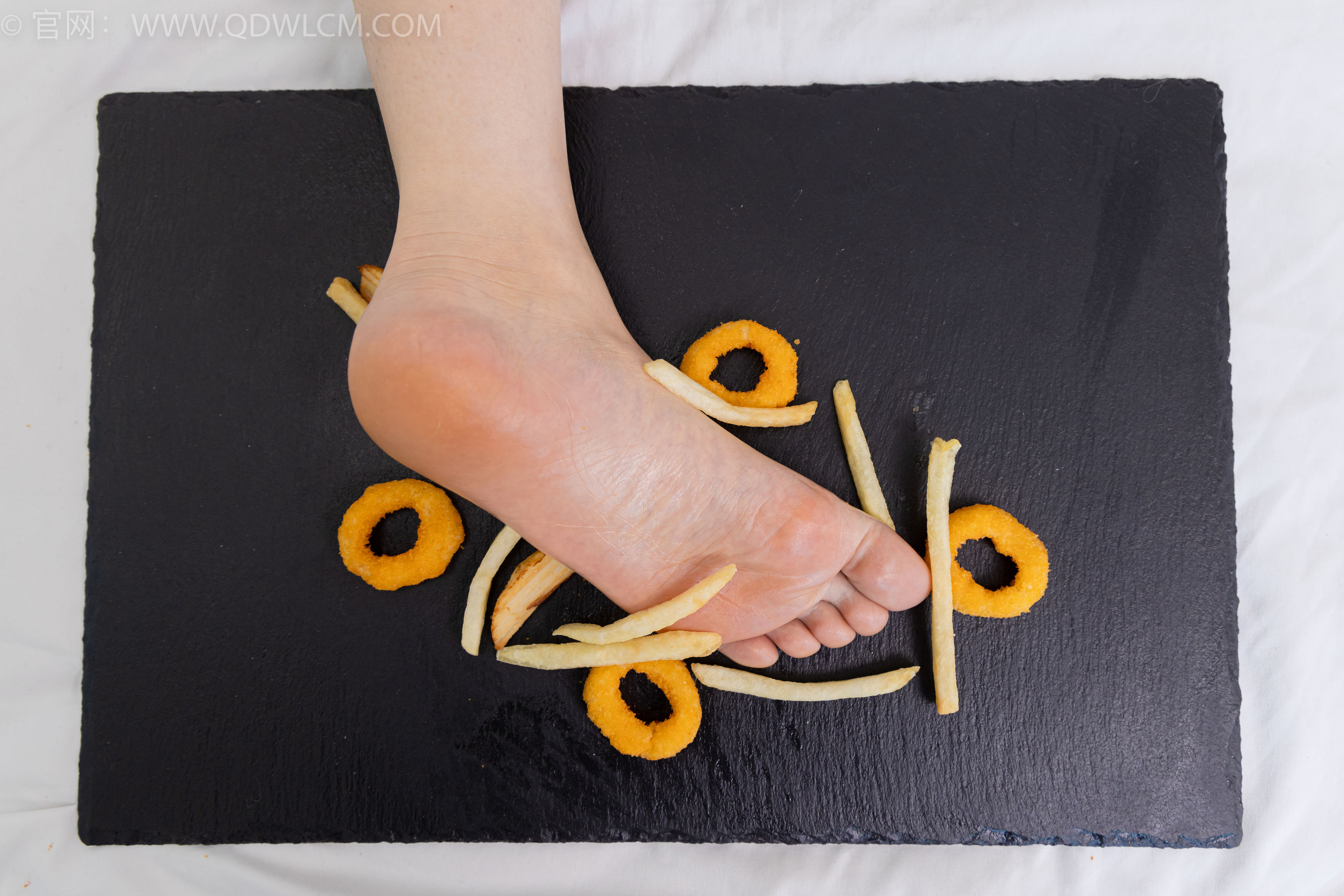 物恋传媒 No.2365 菜菜 - 高跟鞋、薄白丝、裸足/(260P)