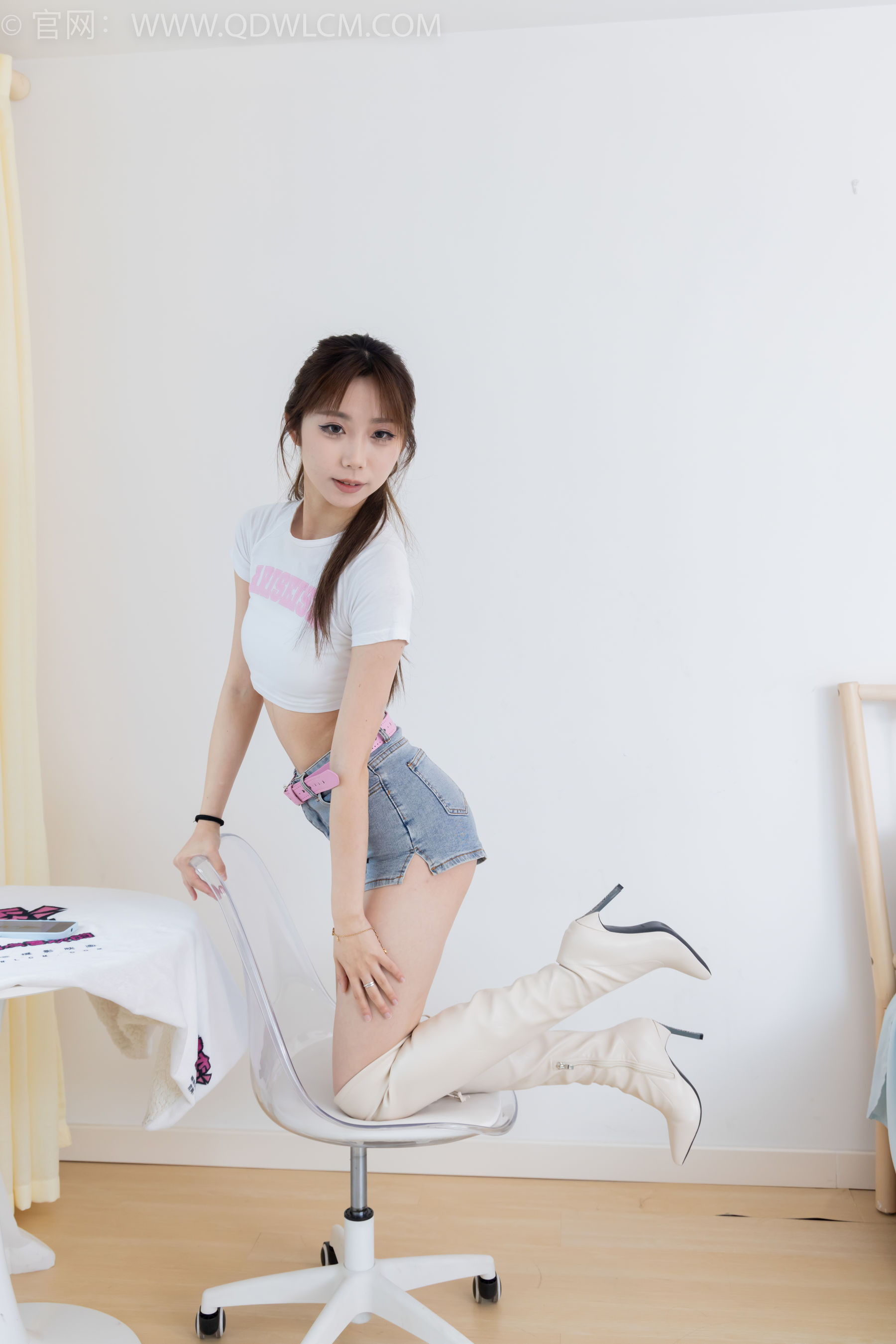 物恋传媒 No.2366 泡泡 - 高跟长靴、薄肉丝、裸足/(155P)