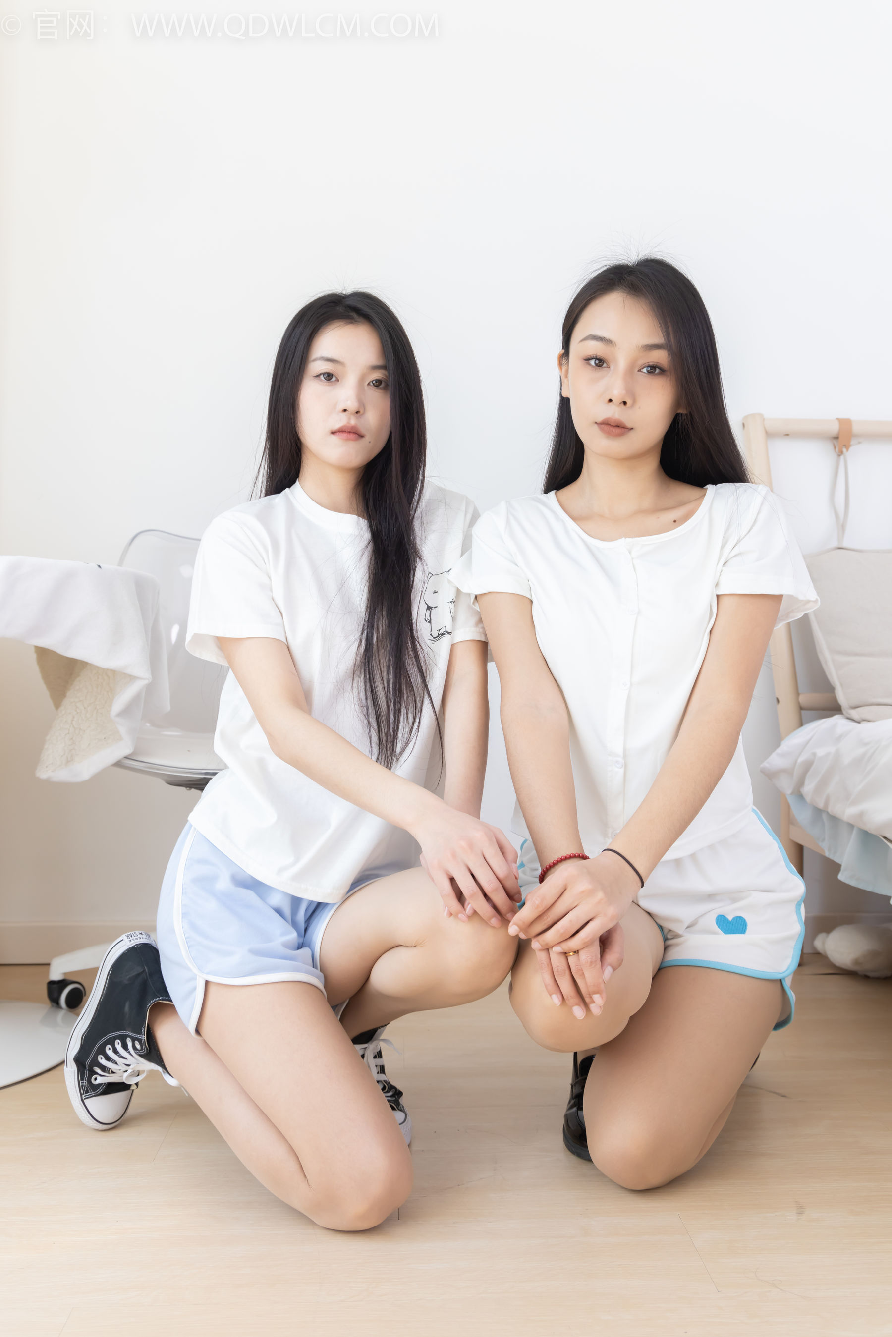 物恋传媒 No.2362 岚岚&茯苓 - 帆布鞋、皮鞋、互相挠脚心剧情/(180P)