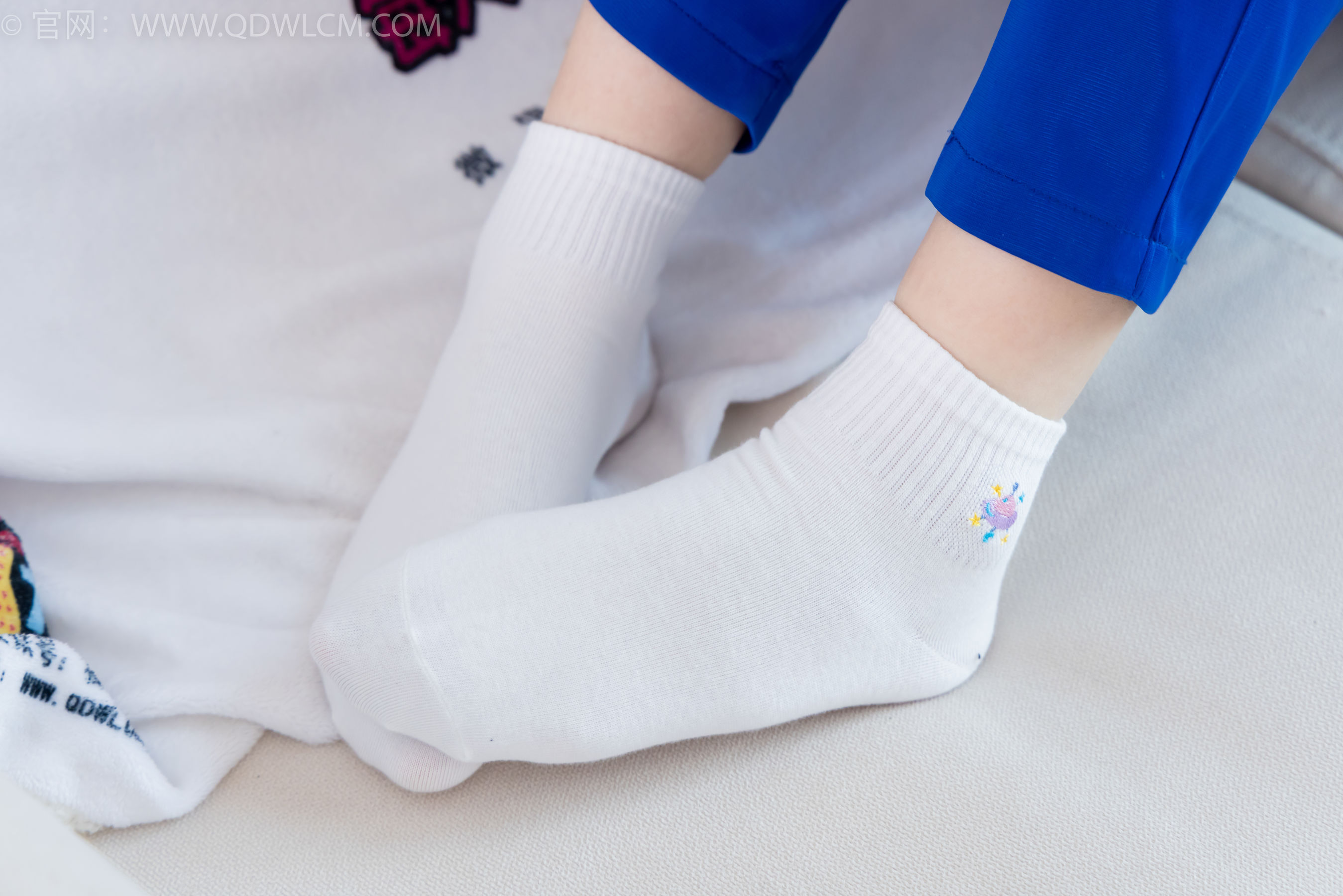 物恋传媒 No.2364 小悦 - 校服、板鞋、白棉袜、裸足/(150P)