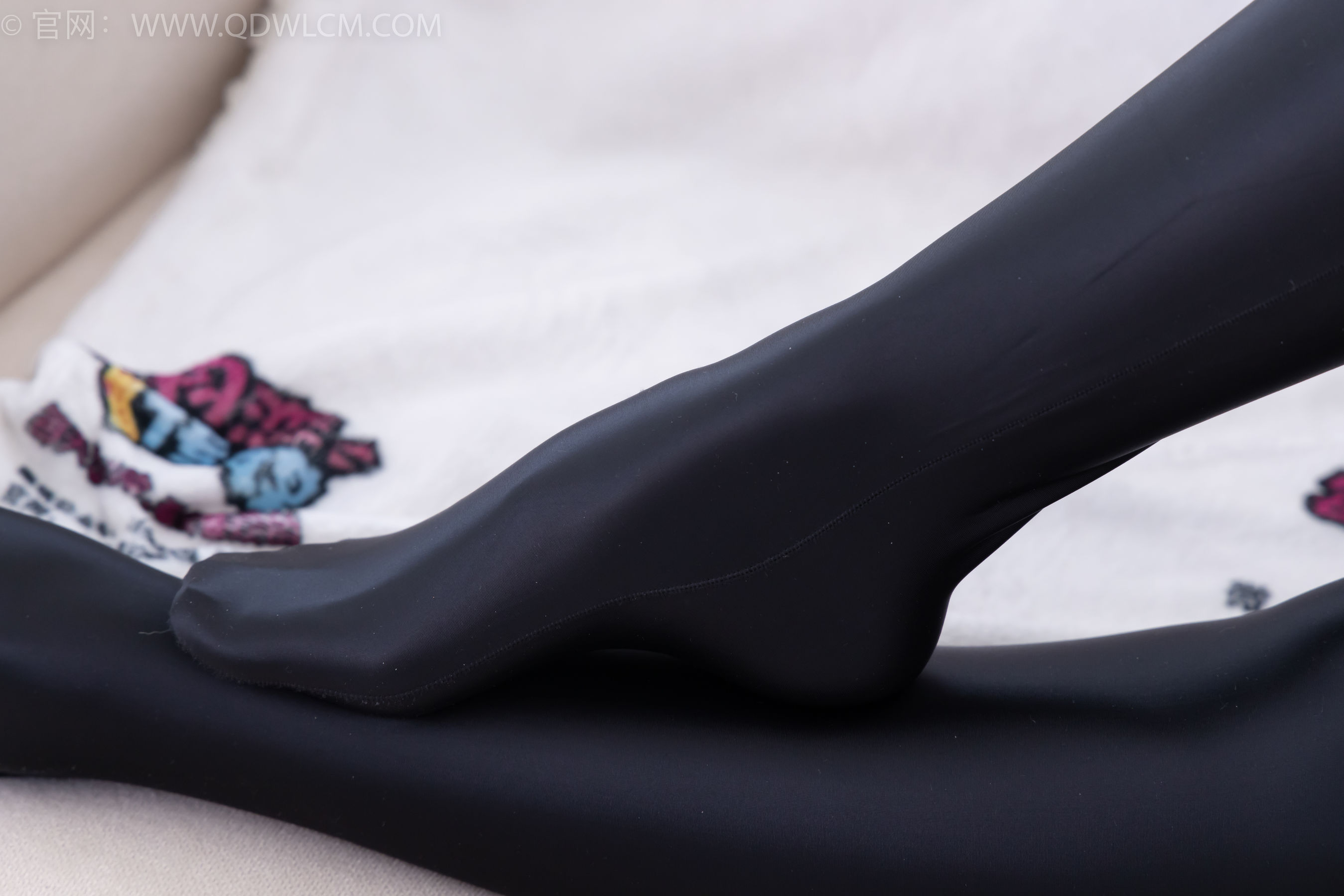 物恋传媒 No.2351 岚岚 - 高跟鞋、油亮厚黑丝吊带袜、昏睡剧情/(157P)