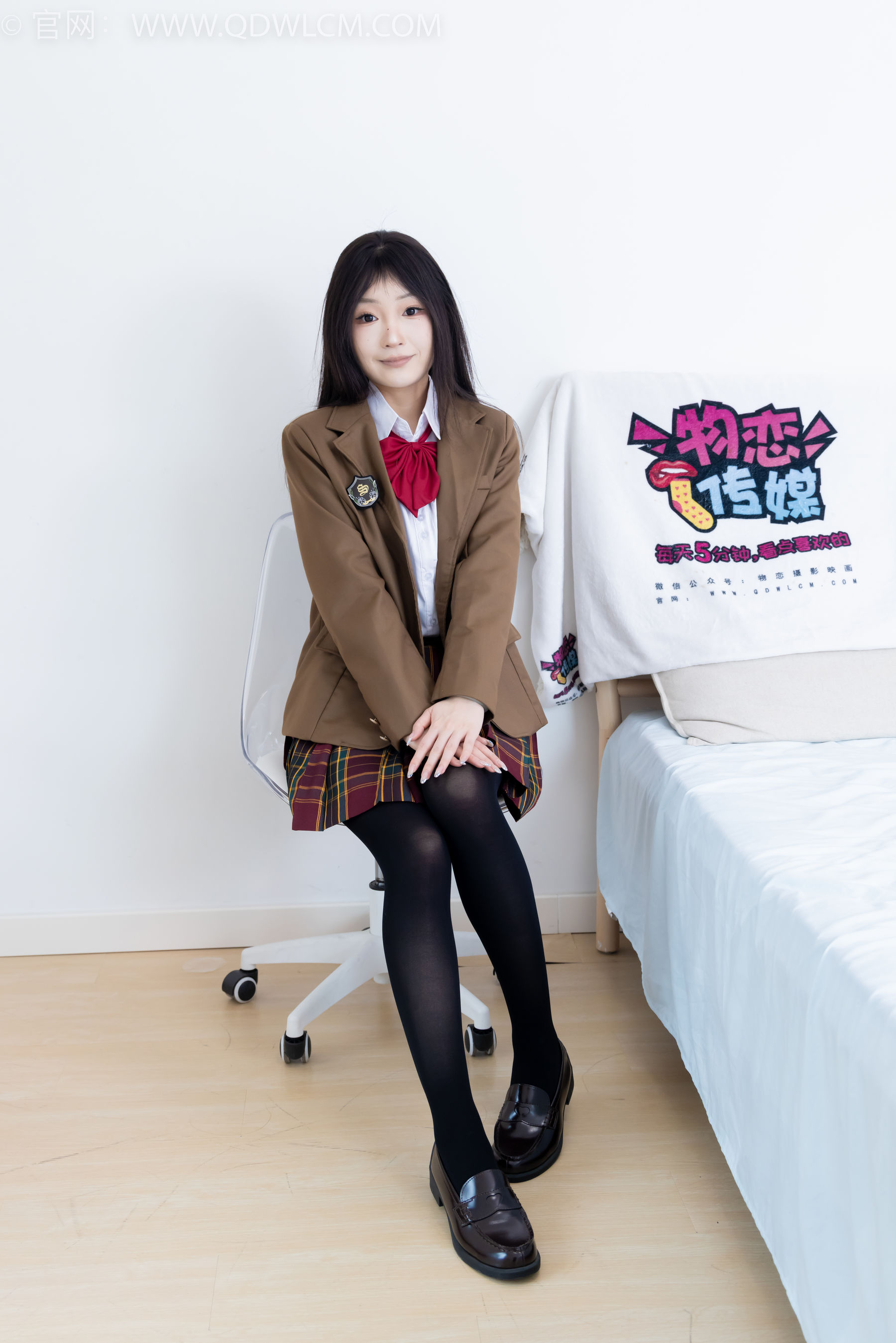 物恋传媒 No.2367 嘟嘟 - 皮鞋、厚黑丝、jk制服/(165P)