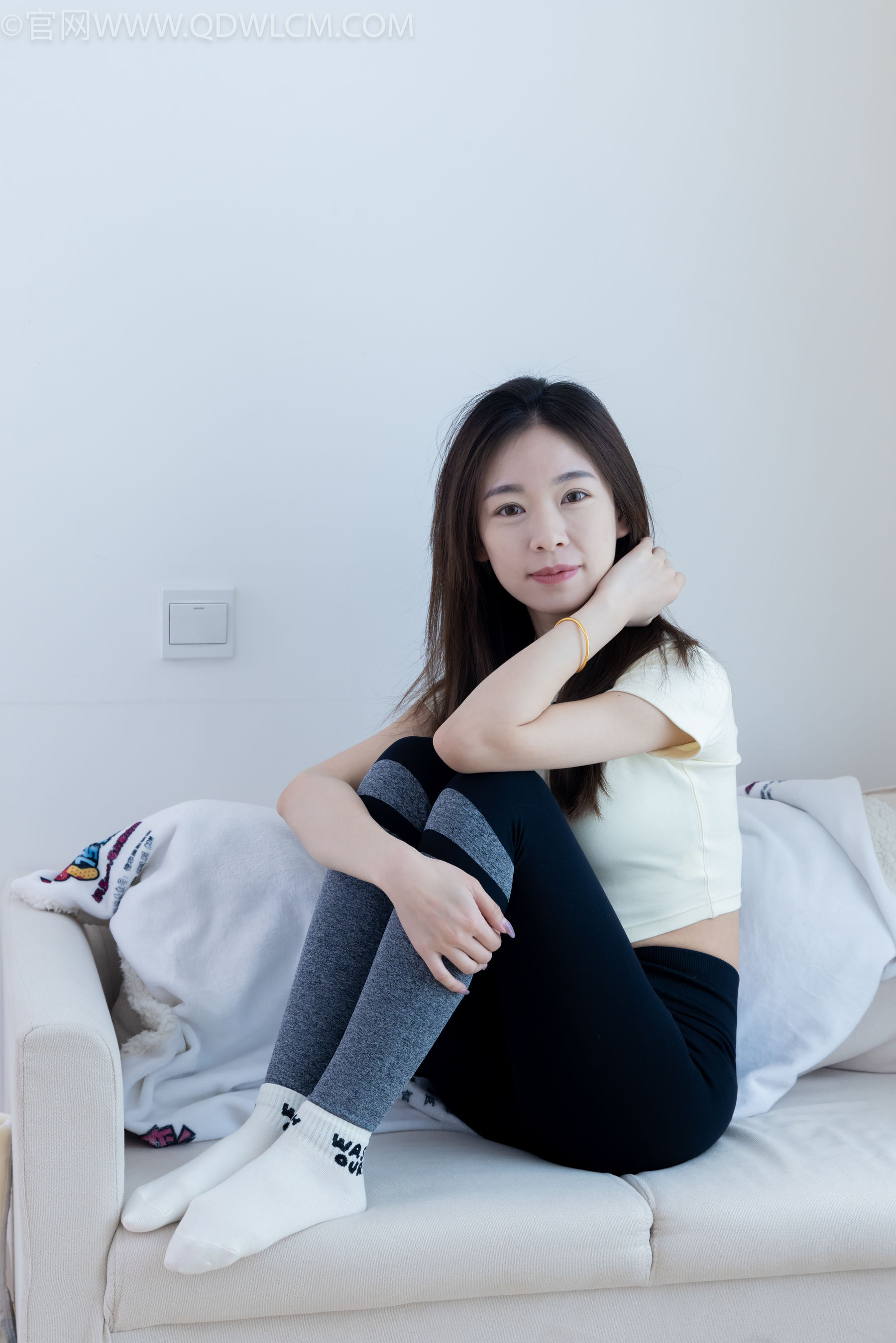 物恋传媒 No.2339 婷婷 - 长靴、白棉袜、裸足/(175P)