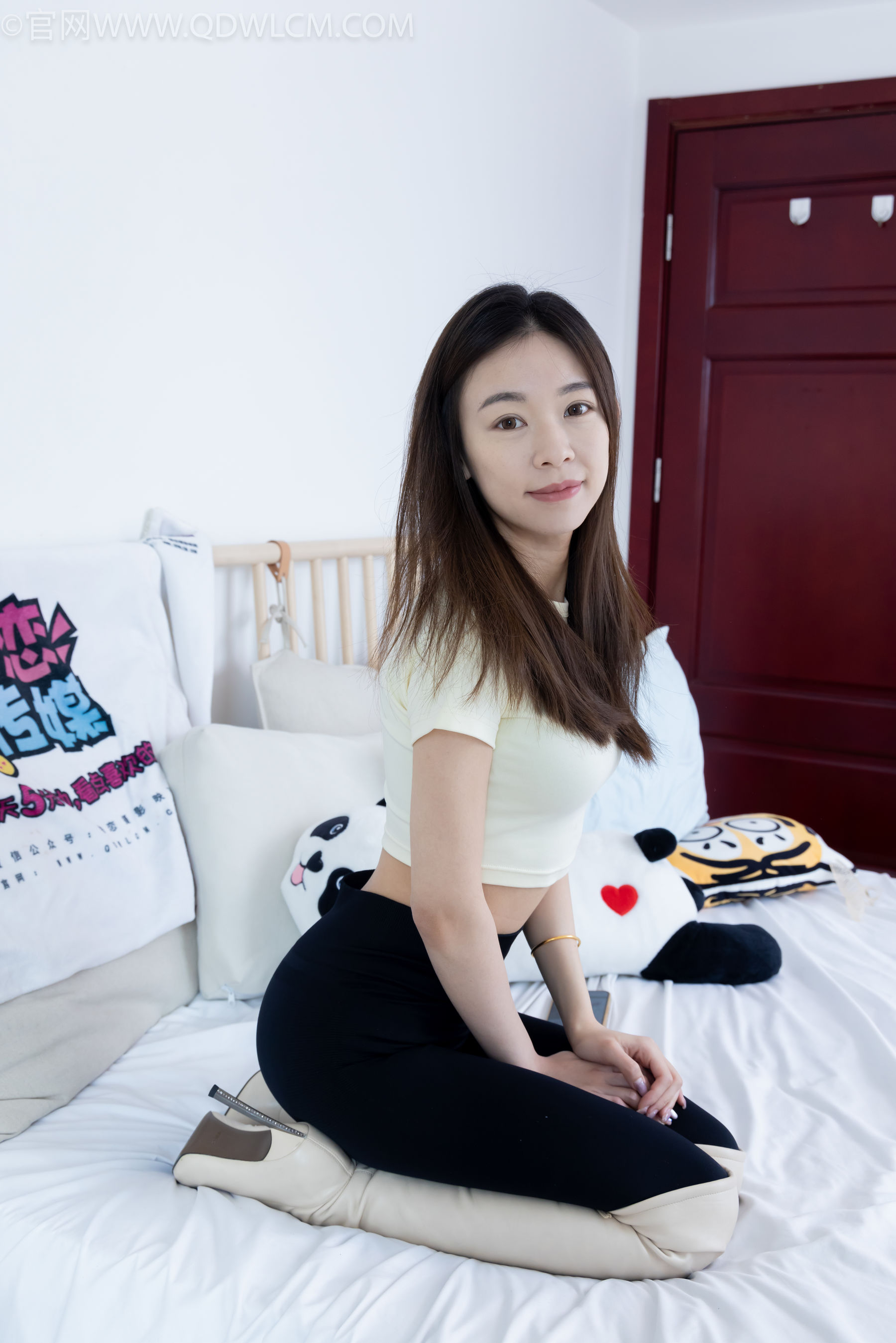 物恋传媒 No.2339 婷婷 - 长靴、白棉袜、裸足/(175P)