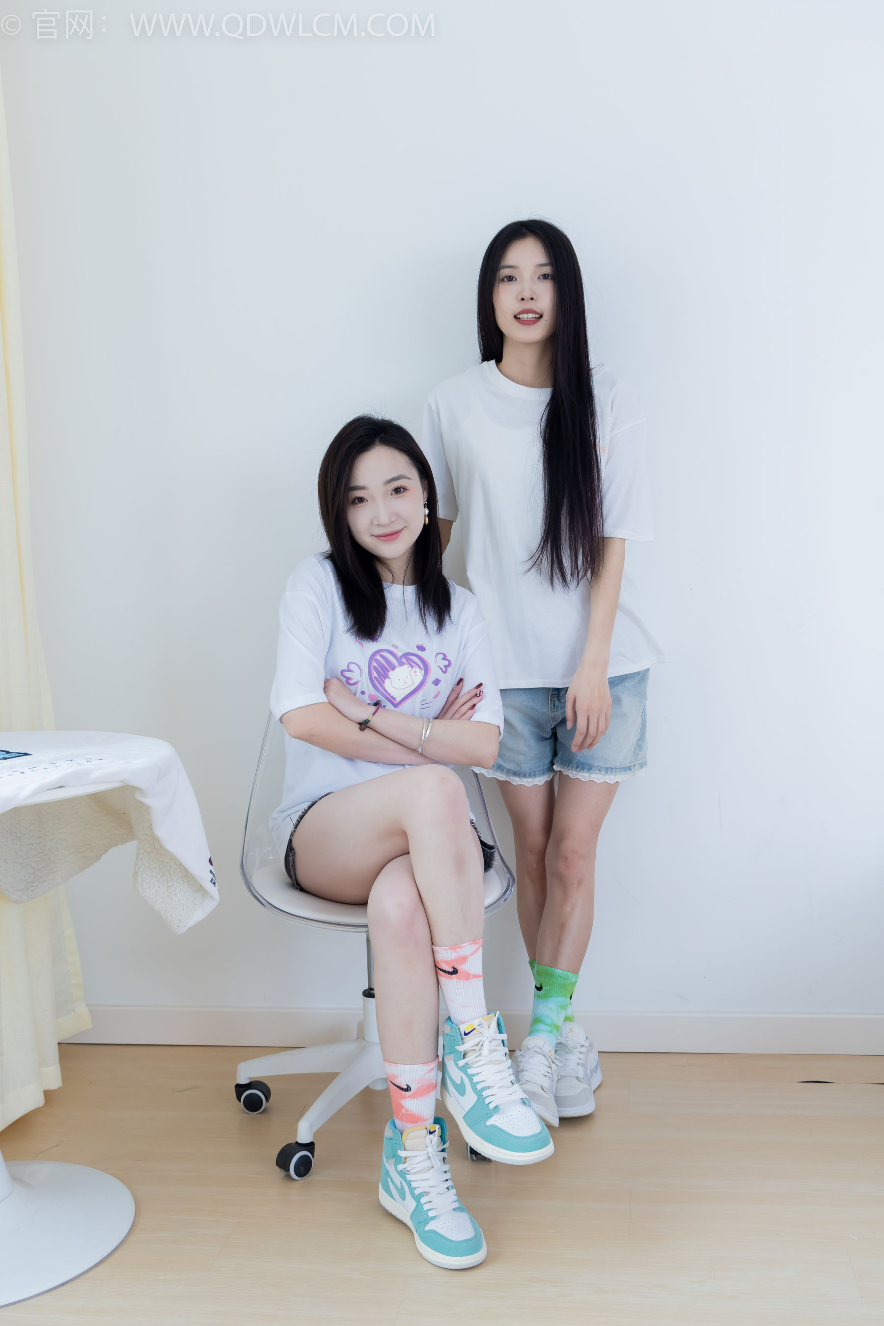 物恋传媒 No.2345 茯苓&恬恬 - 两双板鞋、红棉袜、绿棉袜、裸足/(165P)