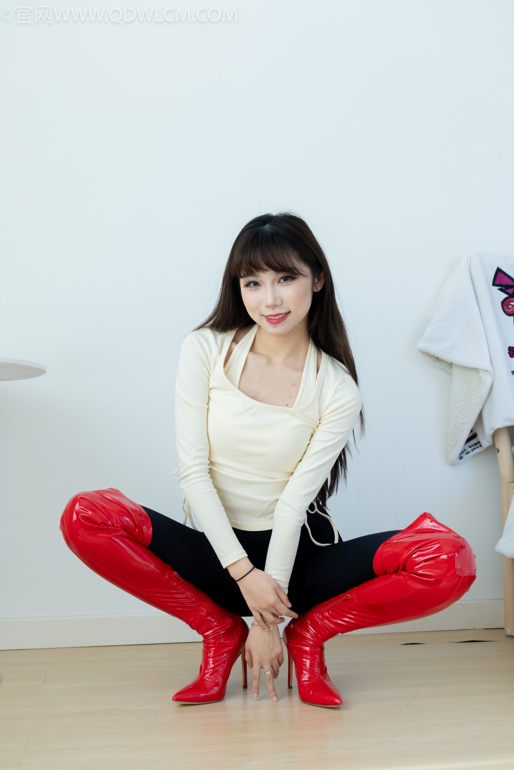 物恋传媒 No.2326 泡泡 - 高跟长靴、白棉袜、裸足/(184P)