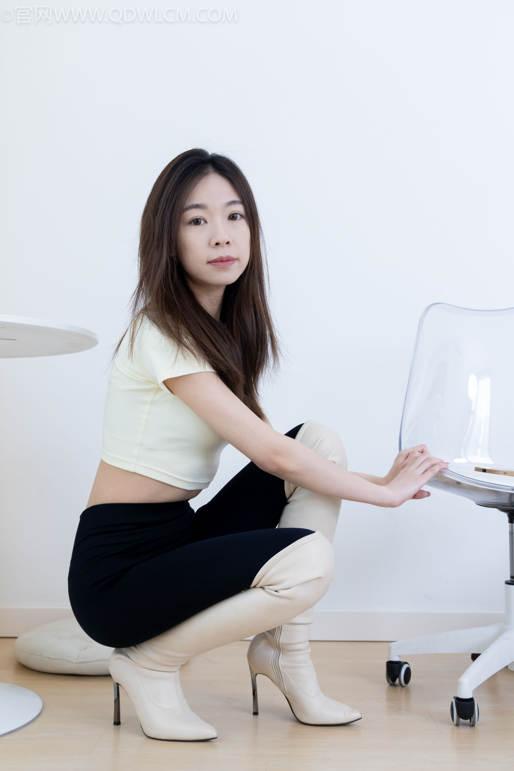 物恋传媒 No.2339 婷婷 - 长靴、白棉袜、裸足/(175P)