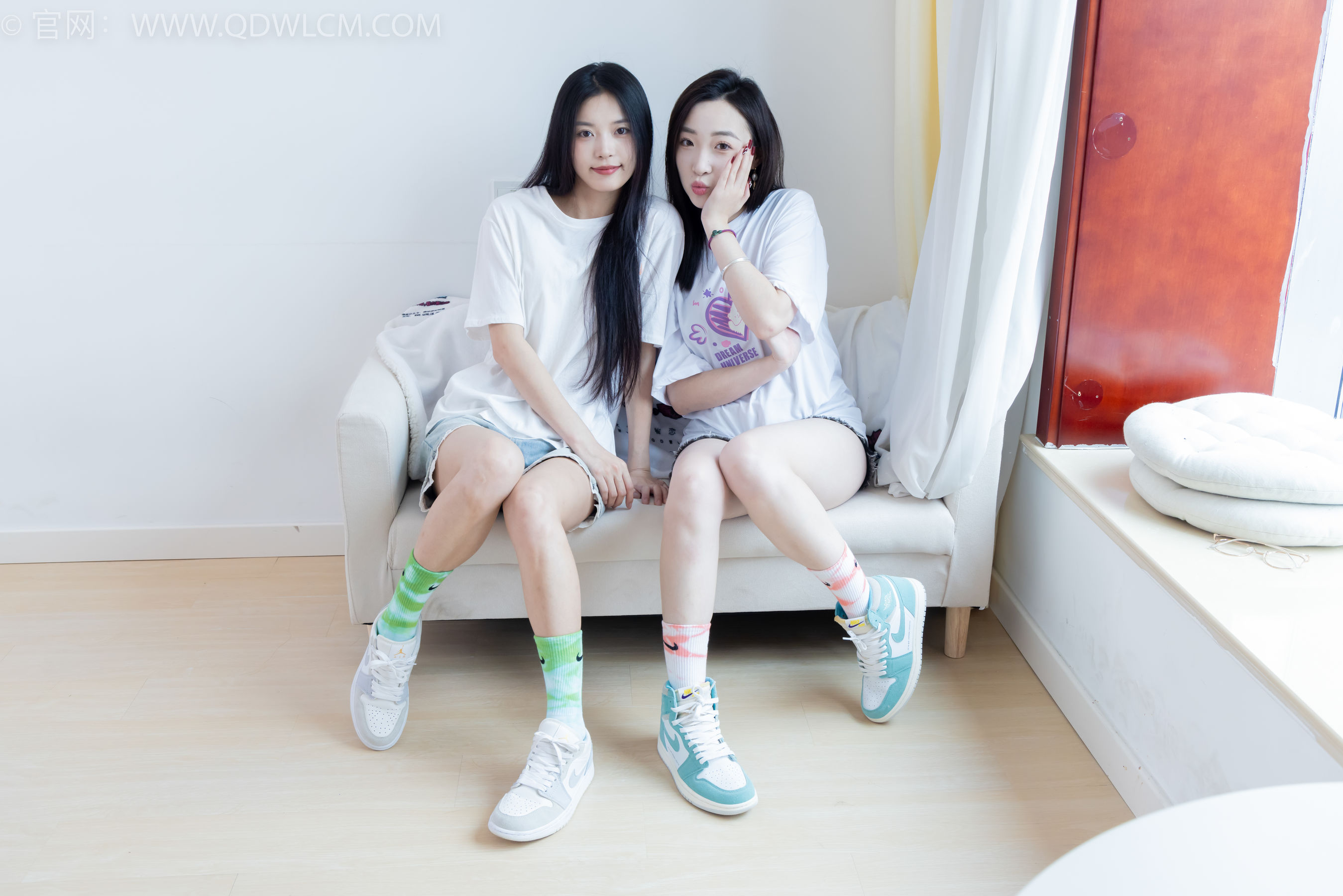 物恋传媒 No.2345 茯苓&恬恬 - 两双板鞋、红棉袜、绿棉袜、裸足/(165P)