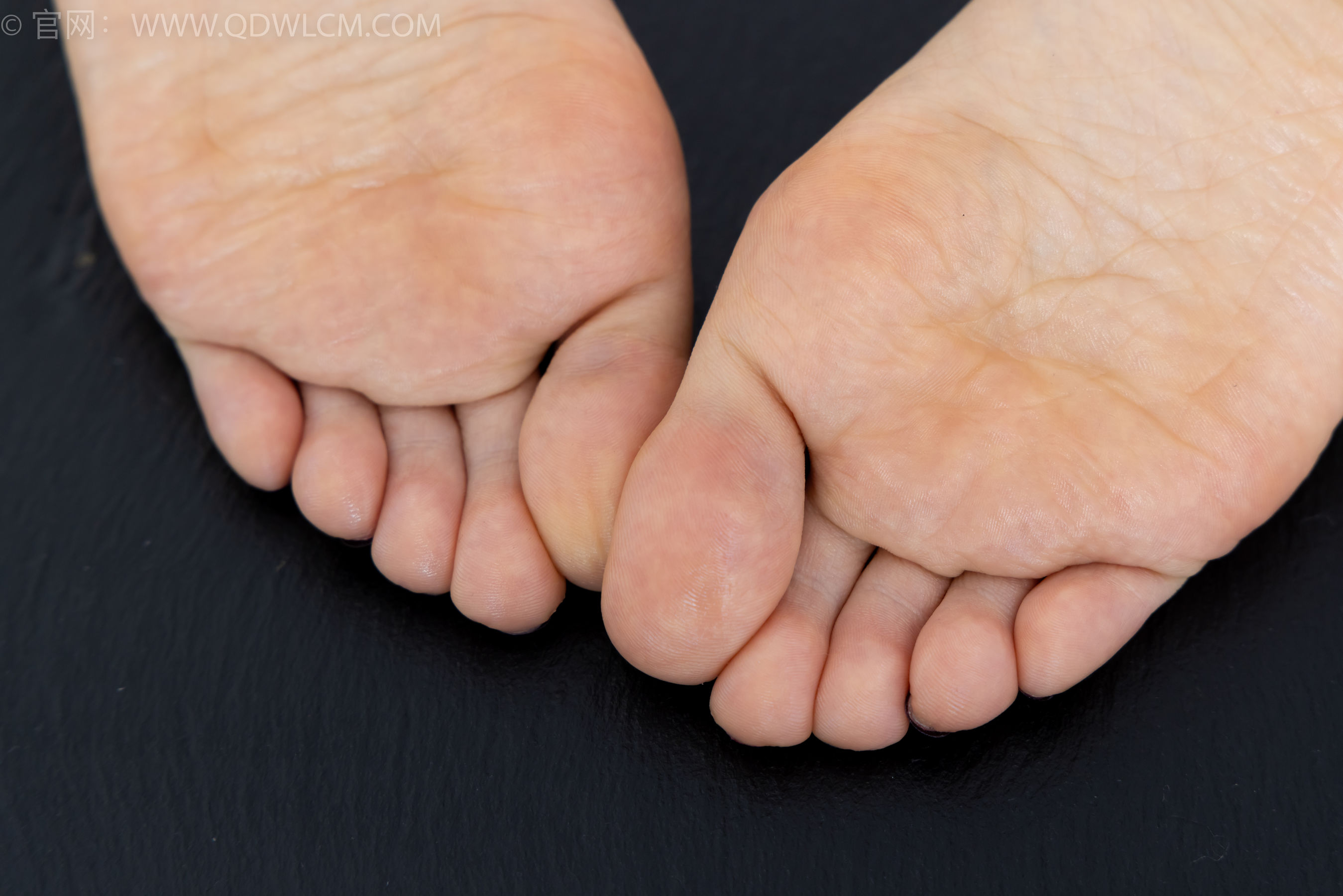 物恋传媒 No.2341 嘟嘟 - 板鞋、白棉袜、裸足、裸足涂精油/(190P)