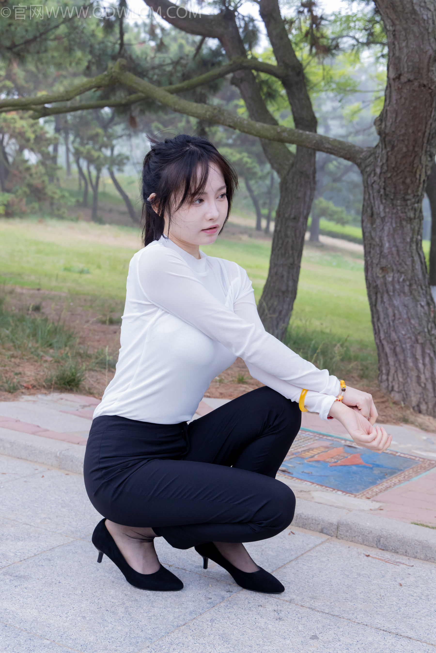 物恋传媒 No.2337 小酒 - 高跟鞋、短黑丝、短白丝/(315P)