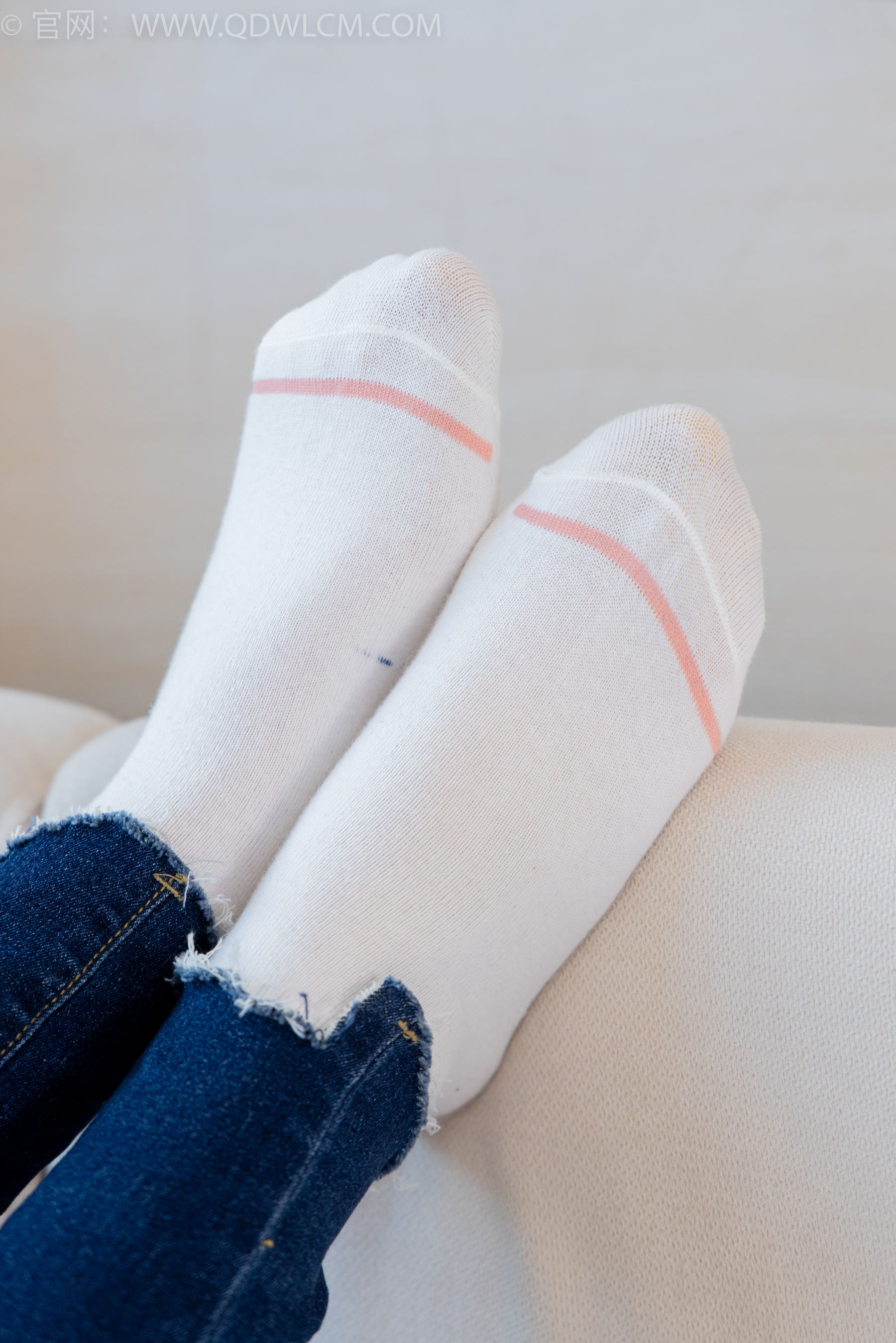 物恋传媒 No.2354 小悦 - 帆布鞋、白棉袜、裸足/(150P)