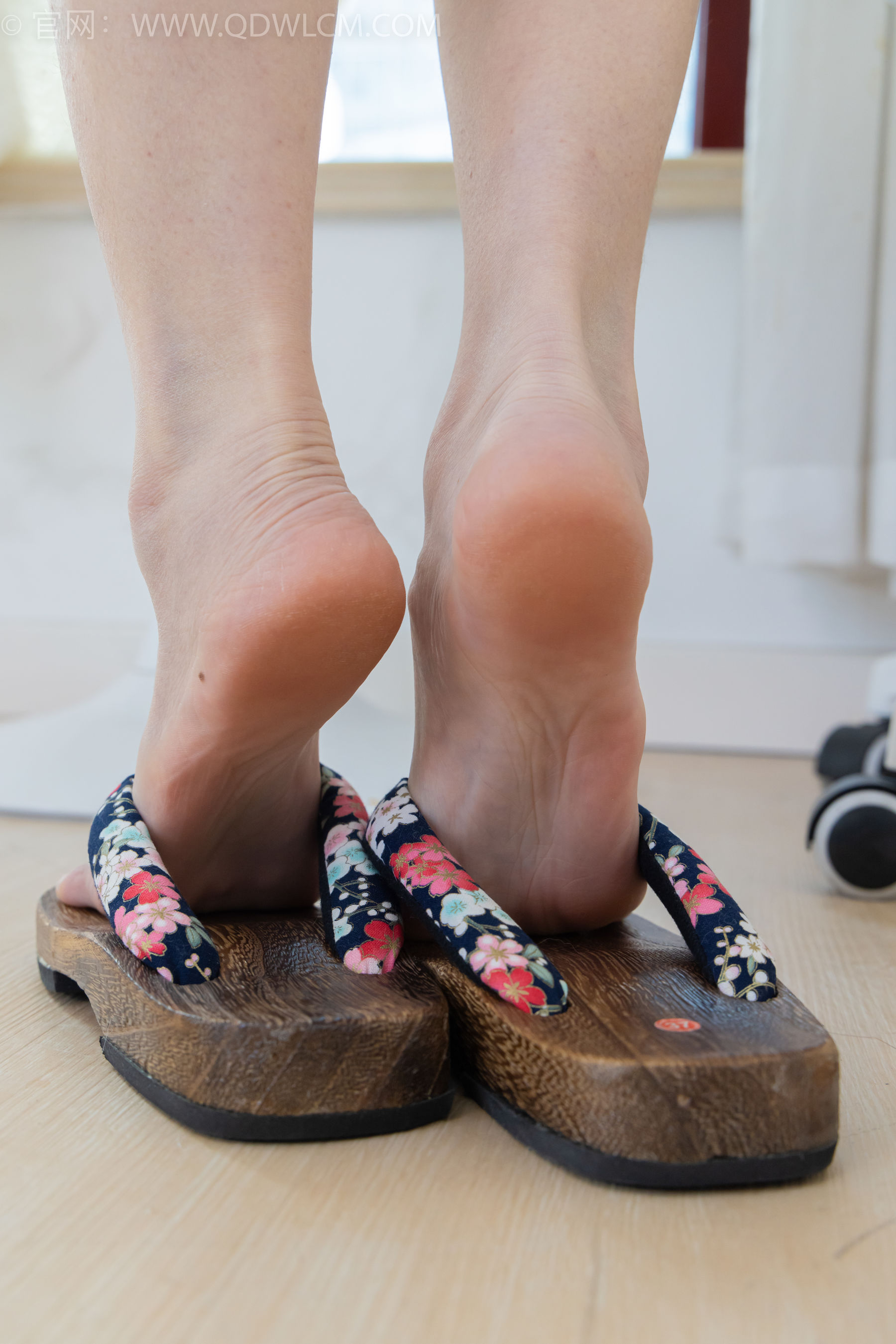 物恋传媒 No.2353 菜菜 - 木屐人字拖、薄黑丝、裸足/(155P)