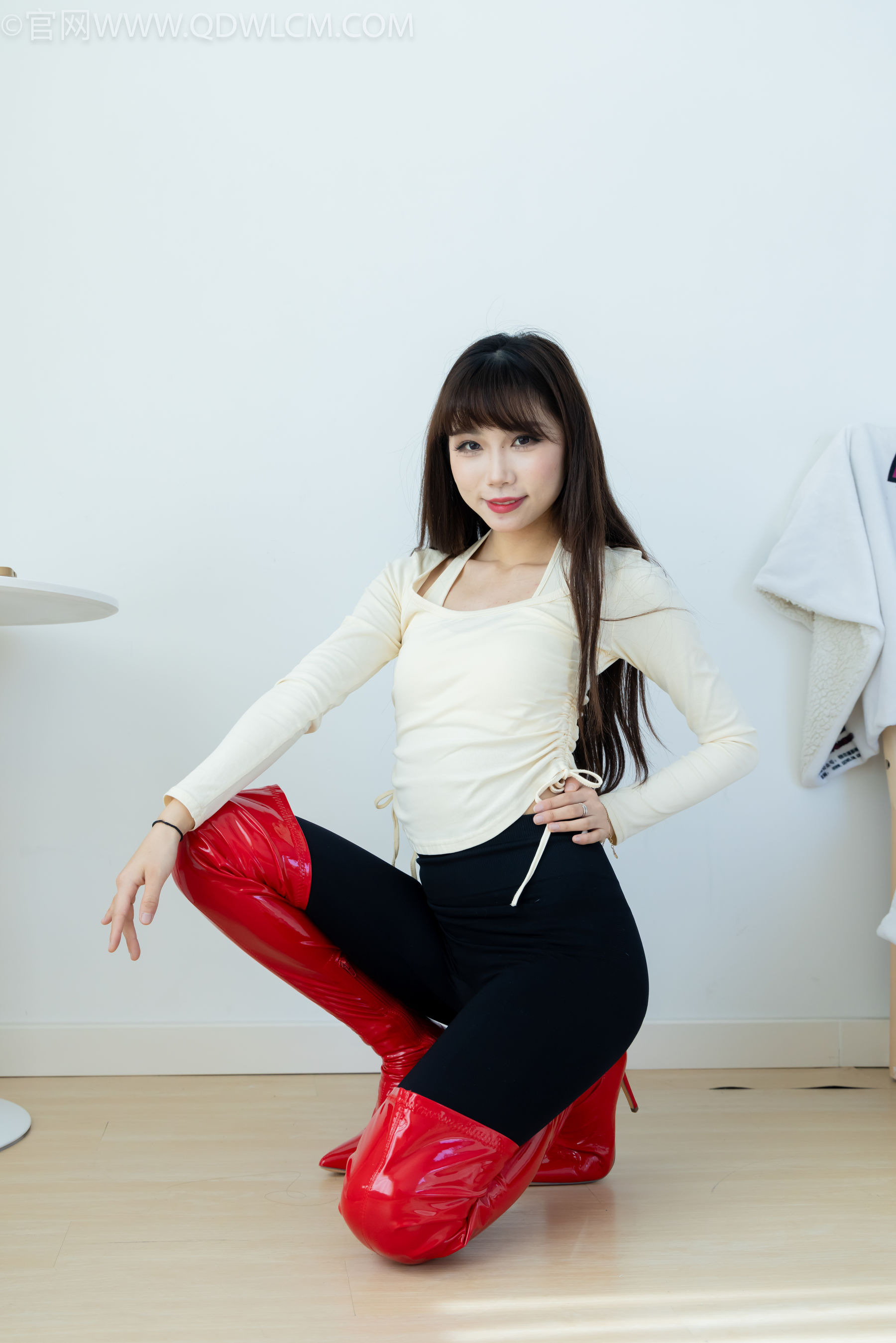 物恋传媒 No.2326 泡泡 - 高跟长靴、白棉袜、裸足/(184P)