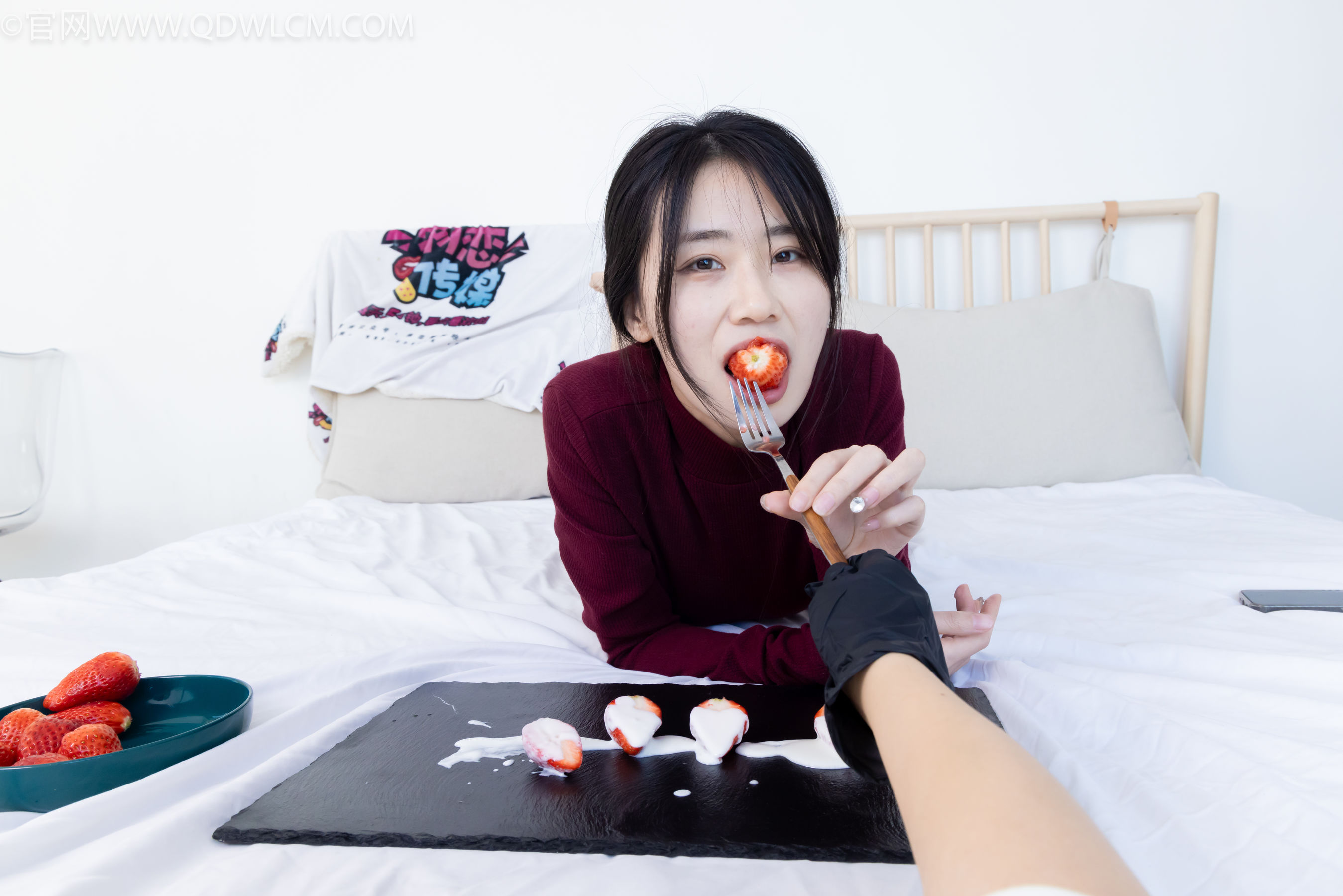 物恋传媒 No.2331 菜菜 - 高跟鞋、薄黑丝、裸足/(352P)