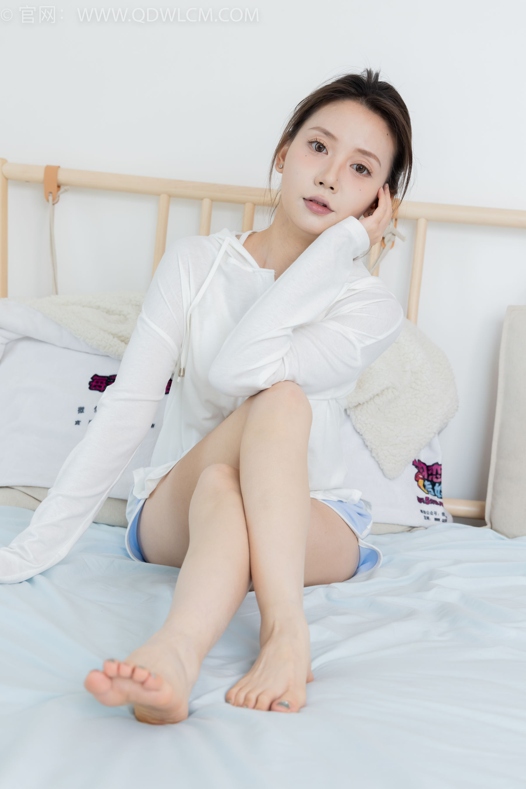 物恋传媒 No.2348 小曦 - 板鞋、白棉袜、裸足/(155P)