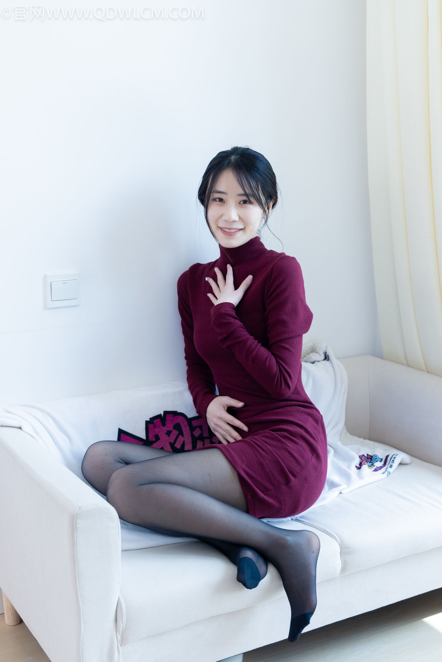 物恋传媒 No.2331 菜菜 - 高跟鞋、薄黑丝、裸足/(352P)