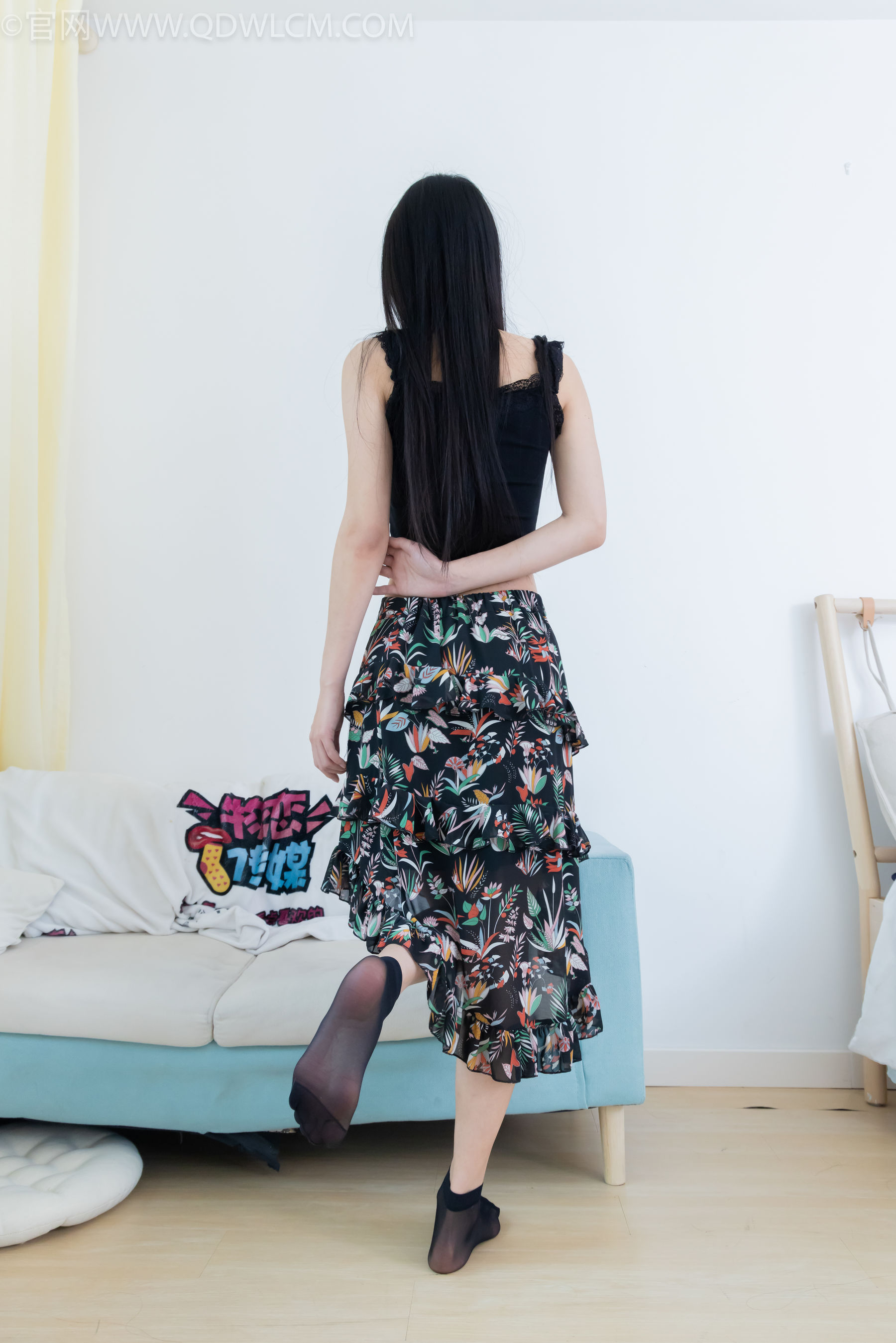 物恋传媒 No.2332 茯苓 - 短靴、短黑丝、裸足/(184P)