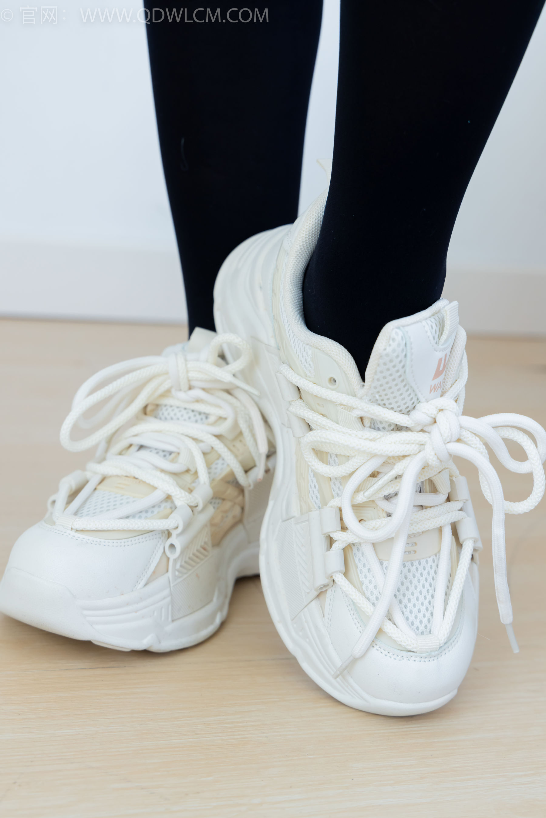 物恋传媒 No.2346 菜菜 - 运动鞋、厚黑丝、裸足/(167P)