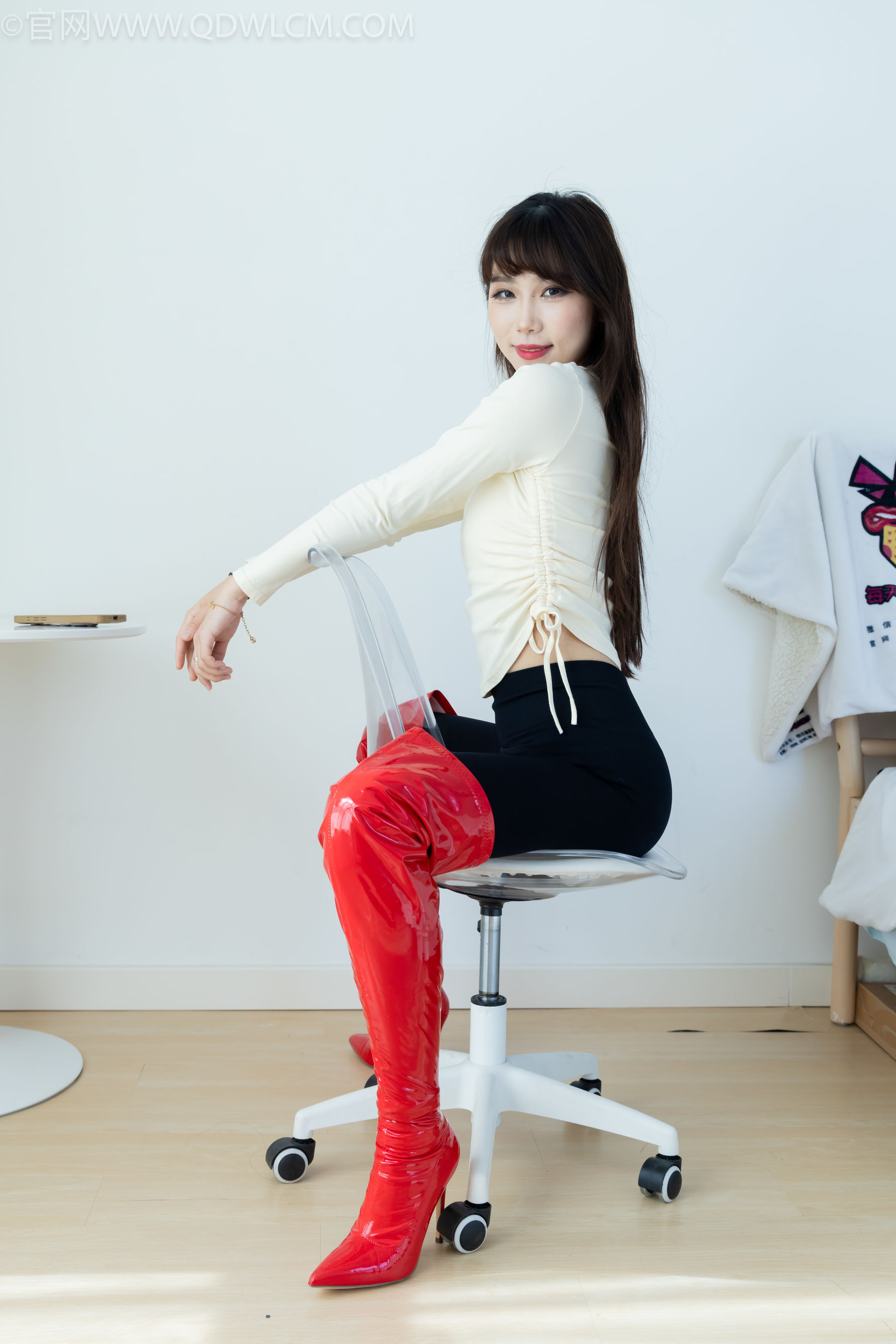 物恋传媒 No.2326 泡泡 - 高跟长靴、白棉袜、裸足/(184P)